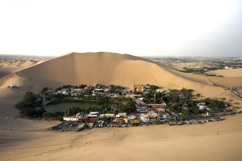 La laguna Huacachina, ubicada en medio del desierto, es uno de los principales atractivos de Ica que se prepara para celebrar su aniversario de fundación española. ANDINA/Difusión