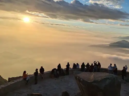 Espectacular atardecer visto desde el Balcón del cielo, mirador ubicado en el cerro Mal paso, uno de los atractivos turísticos del distrito de Salpo. Es el lugar predilecto de los turistas para apreciar la puesta del sol sobre un colchón de nubes, un espectáculo sin igual. Foto: Luis Puell