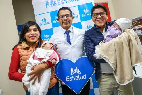 Se diagnosticó un Síndrome de Transfusión Feto-fetal severo, complicación que se desarrolla solo en el 10% de ese tipo de embarazos y que genera que uno de los gemelos transfiera sangre de manera excesiva al otro, situación que perjudica a ambos y debe ser intervenida cuanto antes.  Foto: ANDINA/Difusión