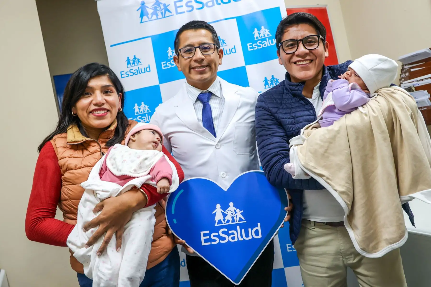 Se diagnosticó un Síndrome de Transfusión Feto-fetal severo, complicación que se desarrolla solo en el 10% de ese tipo de embarazos y que genera que uno de los gemelos transfiera sangre de manera excesiva al otro, situación que perjudica a ambos y debe ser intervenida cuanto antes.  Foto: ANDINA/Difusión