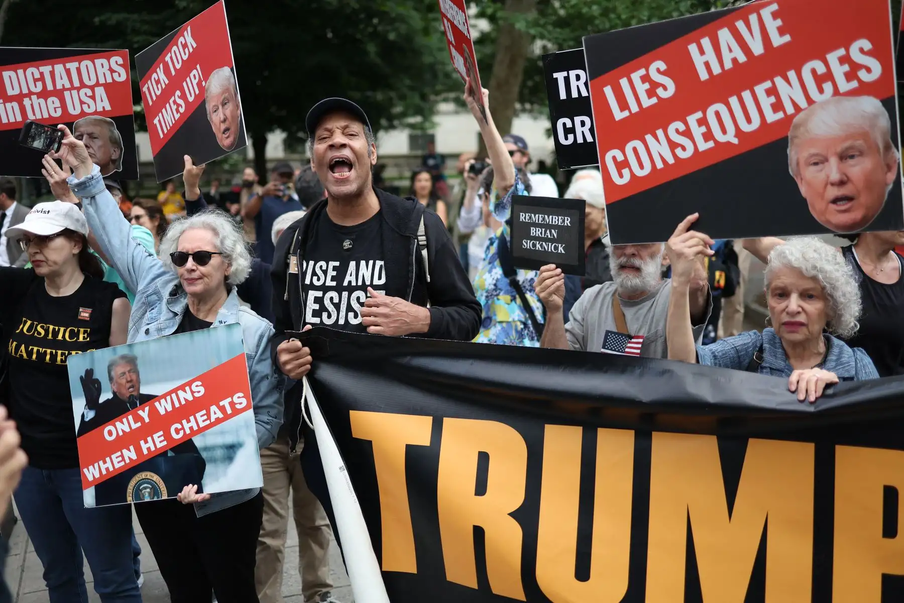La gente reacciona después de que el ex presidente estadounidense y candidato presidencial republicano Donald Trump fuera condenado en su juicio penal frente al Tribunal Penal de Manhattan en la ciudad de Nueva York, el 30 de mayo de 2024. Un panel de 12 neoyorquinos fue unánime en su determinación de que Donald Trump es culpable. como se le acusa, pero en cuanto al impacto en sus perspectivas electorales, el jurado todavía está deliberando. El multimillonario republicano fue declarado culpable de los 34 ca