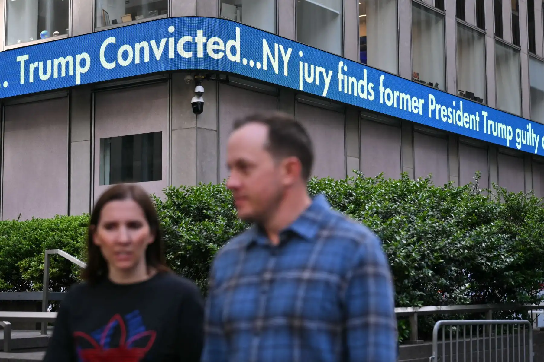 La gente reacciona después de que el ex presidente estadounidense y candidato presidencial republicano Donald Trump fuera condenado en su juicio penal frente al Tribunal Penal de Manhattan en la ciudad de Nueva York, el 30 de mayo de 2024. Un panel de 12 neoyorquinos fue unánime en su determinación de que Donald Trump es culpable. como se le acusa, pero en cuanto al impacto en sus perspectivas electorales, el jurado todavía está deliberando. El multimillonario republicano fue declarado culpable de los 34 ca