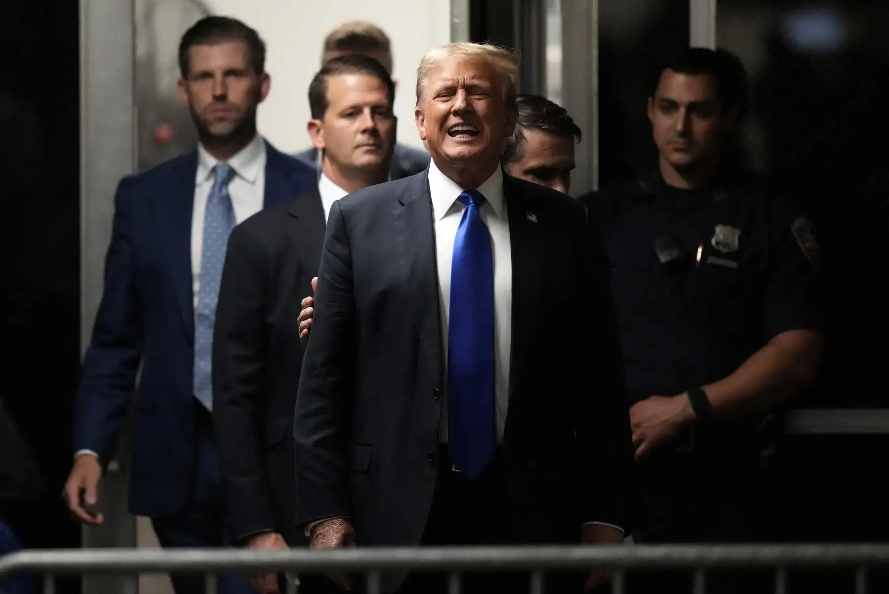 El ex presidente Donald Trump hace comentarios a los miembros de los medios de comunicación mientras regresa a la sala del tribunal en su juicio penal en la Corte Suprema del Estado de Nueva York, Nueva York, EE.UU., 30 de mayo de 2024. Las deliberaciones del jurado en el juicio penal por dinero silencioso de Donald Trump entran en un segundo día. El expresidente enfrenta 34 cargos por delitos graves de falsificación de registros comerciales en el primero de sus casos penales que llega a juicio. Foto: EFE