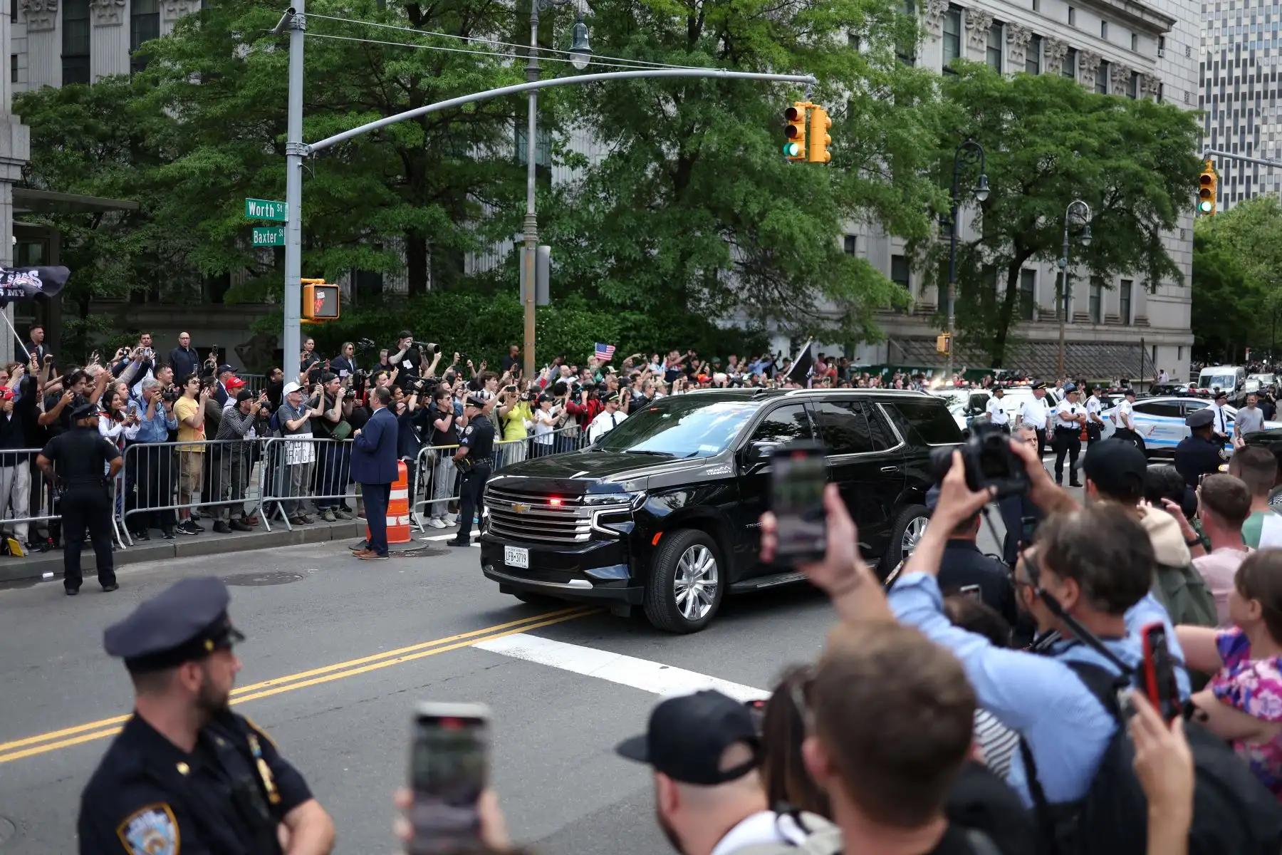 El ex presidente Donald Trump hace comentarios a los miembros de los medios de comunicación mientras regresa a la sala del tribunal en su juicio penal en la Corte Suprema del Estado de Nueva York, Nueva York, EE.UU., 30 de mayo de 2024. Las deliberaciones del jurado en el juicio penal por dinero silencioso de Donald Trump entran en un segundo día. El expresidente enfrenta 34 cargos por delitos graves de falsificación de registros comerciales en el primero de sus casos penales que llega a juicio. Foto: AFP