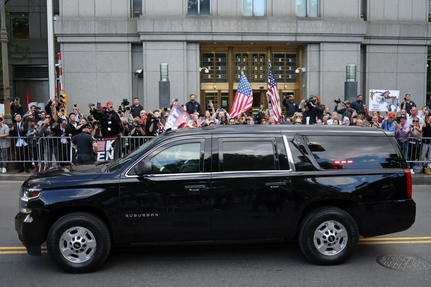 El ex presidente Donald Trump hace comentarios a los miembros de los medios de comunicación mientras regresa a la sala del tribunal en su juicio penal en la Corte Suprema del Estado de Nueva York, Nueva York, EE.UU., 30 de mayo de 2024. Las deliberaciones del jurado en el juicio penal por dinero silencioso de Donald Trump entran en un segundo día. El expresidente enfrenta 34 cargos por delitos graves de falsificación de registros comerciales en el primero de sus casos penales que llega a juicio. Foto: AFP
