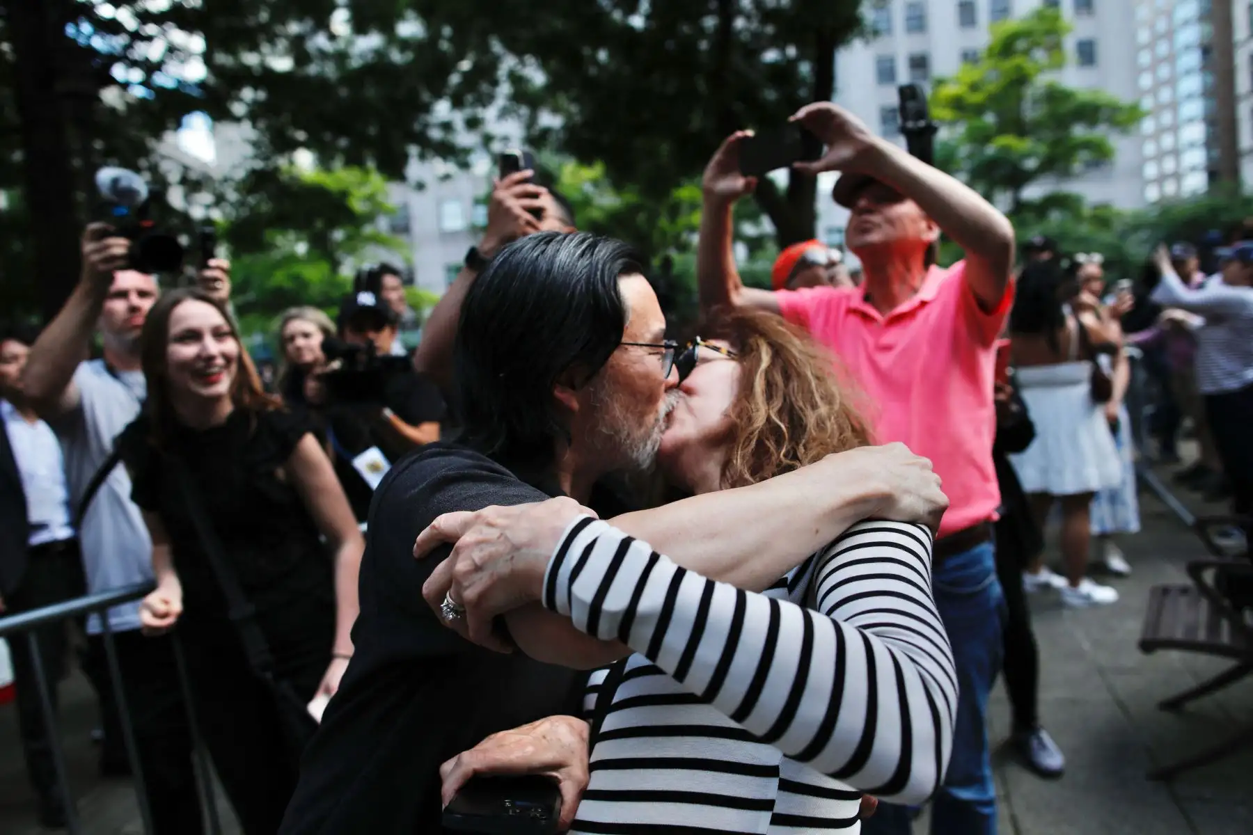 La gente reacciona después de que el ex presidente estadounidense y candidato presidencial republicano Donald Trump fuera condenado en su juicio penal fuera del Tribunal Penal de Manhattan en la ciudad de Nueva York, el 30 de mayo de 2024. Un jurado de Nueva York condenó a Donald Trump por todos los cargos en su caso de dinero secreto el 30 de mayo de 2024 en un acontecimiento sísmico apenas cinco meses antes de las elecciones en las que busca recuperar la Casa Blanca. Foto: AFP