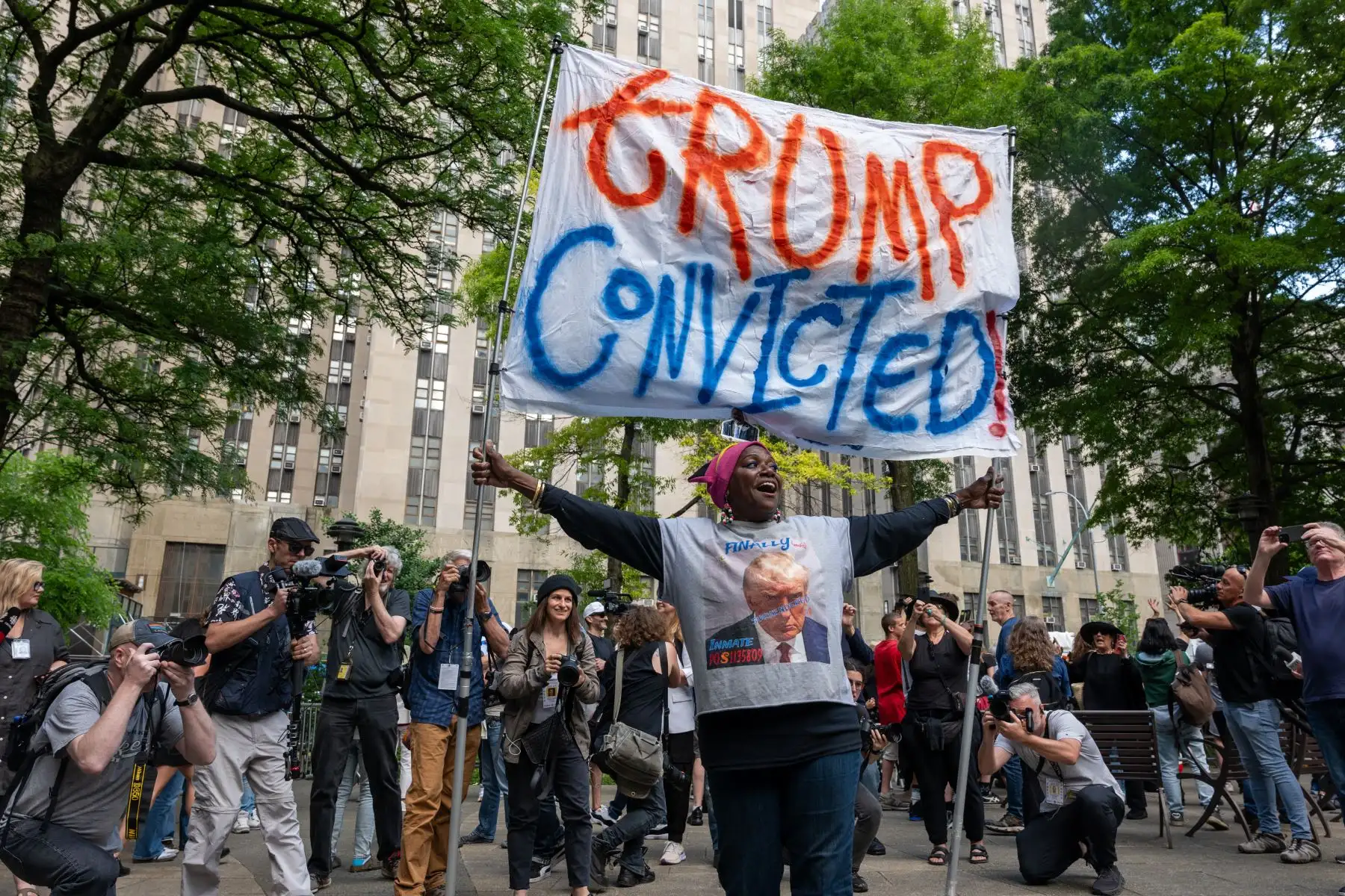 La gente reacciona después de que el ex presidente estadounidense y candidato presidencial republicano Donald Trump fuera condenado en su juicio penal fuera del Tribunal Penal de Manhattan en la ciudad de Nueva York, el 30 de mayo de 2024. Un jurado de Nueva York condenó a Donald Trump por todos los cargos en su caso de dinero secreto el 30 de mayo de 2024 en un acontecimiento sísmico apenas cinco meses antes de las elecciones en las que busca recuperar la Casa Blanca. Foto: AFP