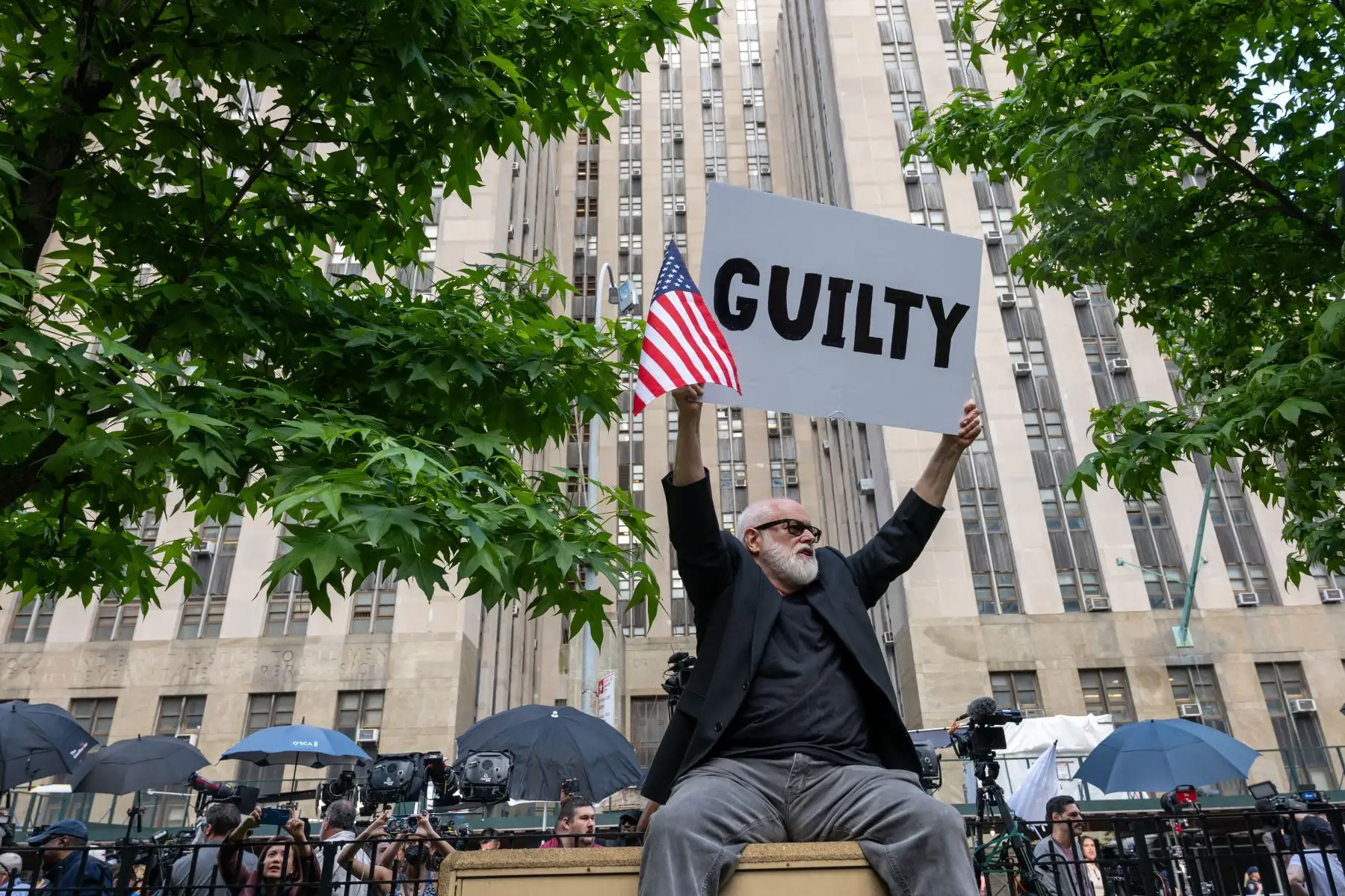 La gente reacciona después de que el ex presidente estadounidense y candidato presidencial republicano Donald Trump fuera condenado en su juicio penal fuera del Tribunal Penal de Manhattan en la ciudad de Nueva York, el 30 de mayo de 2024. Un jurado de Nueva York condenó a Donald Trump por todos los cargos en su caso de dinero secreto el 30 de mayo de 2024 en un acontecimiento sísmico apenas cinco meses antes de las elecciones en las que busca recuperar la Casa Blanca. Foto: AFP