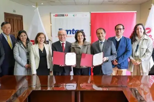 Juntos y ESAN firman convenio para entregar becas a jóvenes en situación de pobreza. Foto: ANDINA/Difusión.