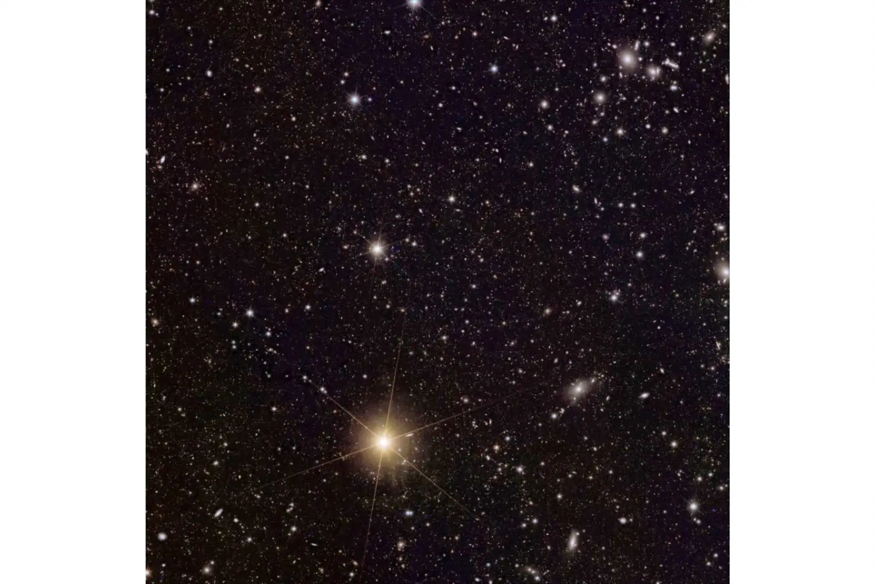 Esta vista muestra el cúmulo de galaxias Abell 2764 (arriba a la derecha), que comprende cientos de galaxias dentro de un vasto halo de materia oscura. Euclid capta multitud de objetos en esta zona del cielo, incluidas galaxias lejanas, cúmulos más distantes y galaxias que interactúan y expulsan chorros y envolturas de estrellas. Foto: ANDINA/Agencia Espacial Europea