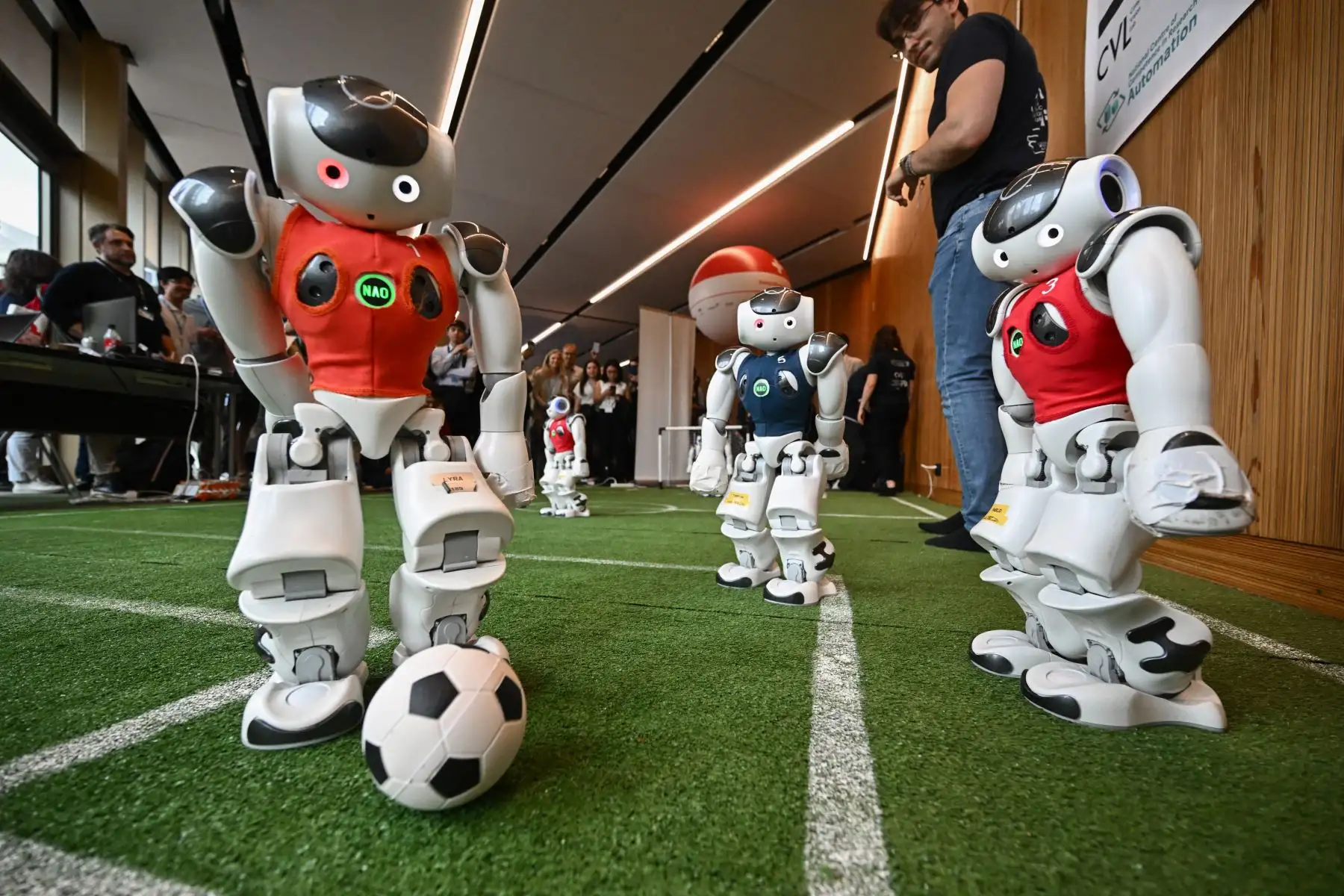 Los robots del Instituto Federal de Tecnología de Zurich juegan un partido de fútbol durante la Cumbre Mundial AI for Good de la Unión Internacional de Telecomunicaciones (UIT) en Ginebra. Foto: AFP