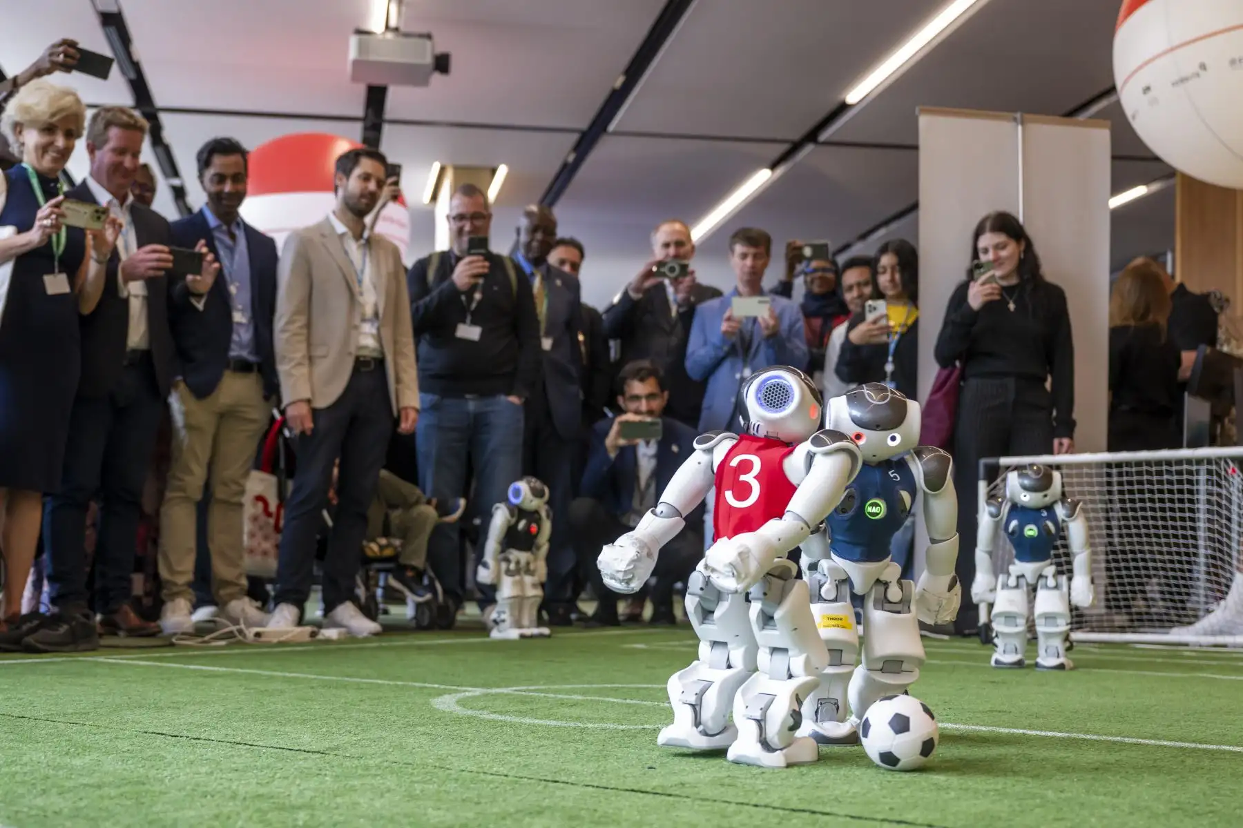 Los robots Nao del Nomadz, programados por la ETHZ, juegan un partido de fútbol durante la Cumbre Mundial AI for Good de la UIT en Ginebra, Suiza, el 30 de mayo de 2024. Foto: EFE
