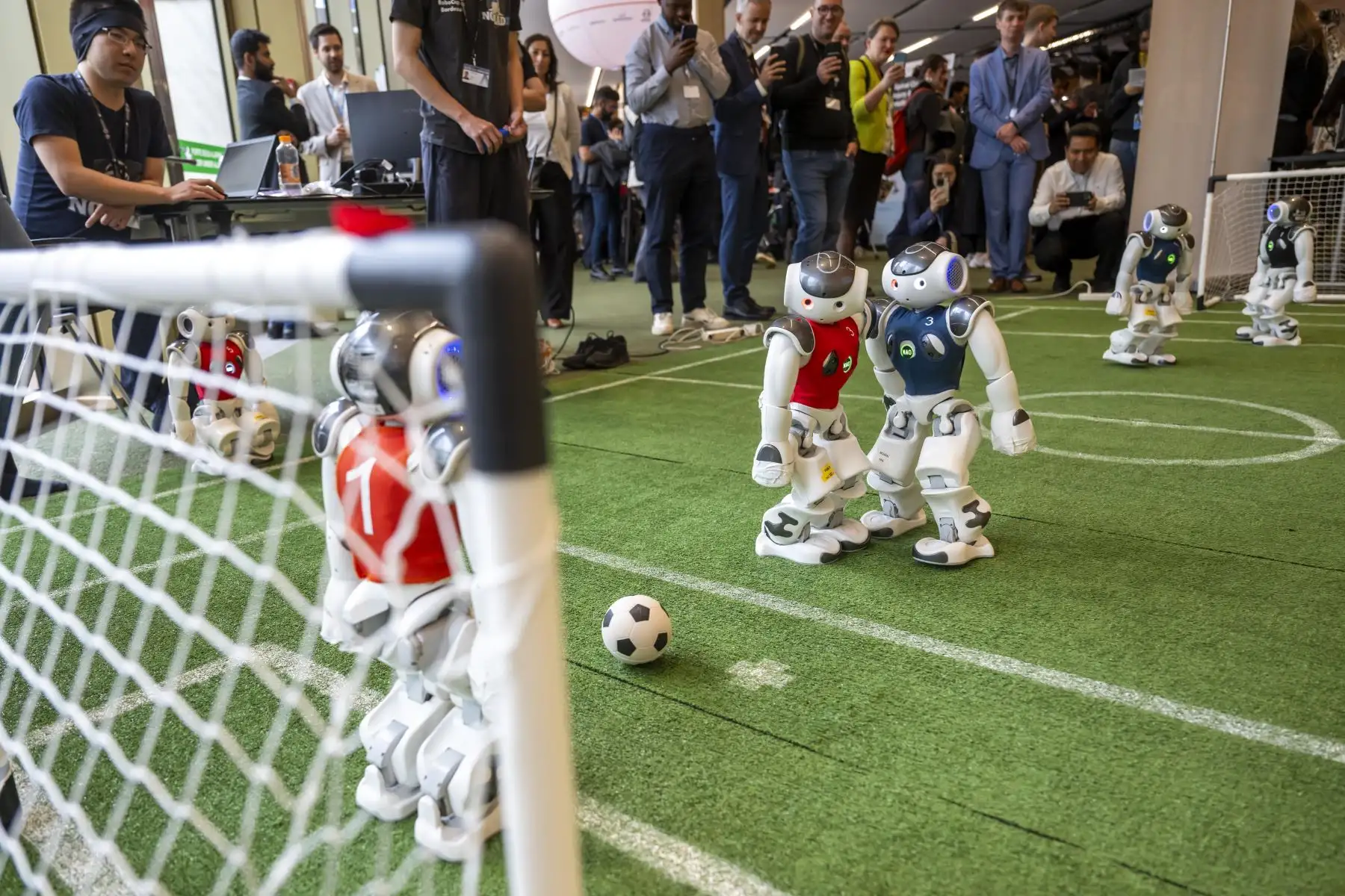 Los innovadores en inteligencia artificial (IA) y robótica y sus creaciones de alta tecnología se unirán diplomáticos, ejecutivos de la industria, académicos, responsables políticos y socios de las Naciones Unidas los días 30 y 31 de mayo, en la Cumbre Mundial AI for Good de la UIT, en Ginebra. Foto: EFE