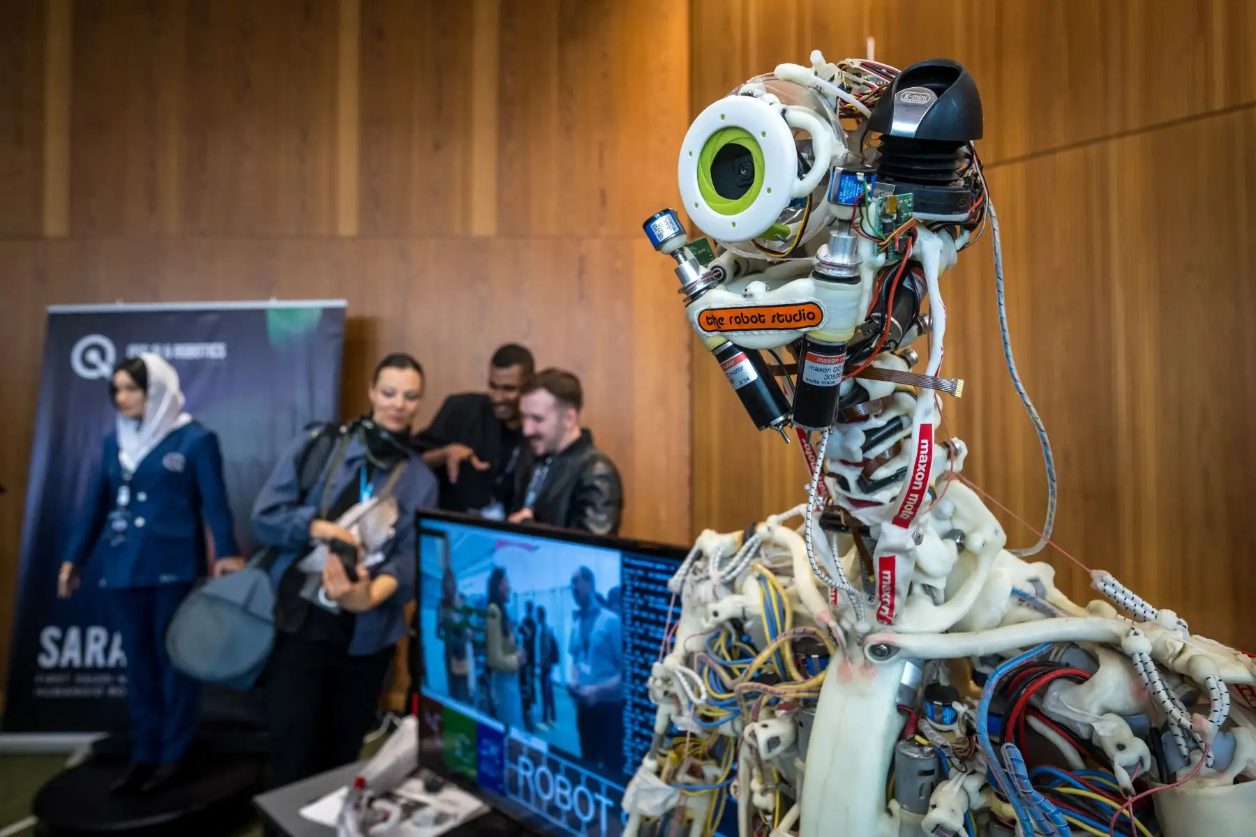 Se ven robots que utilizan inteligencia artificial en un stand durante la Cumbre Mundial AI for Good de la Unión Internacional de Telecomunicaciones (UIT) en Ginebra el 30 de mayo de 2024. Foto: AFP