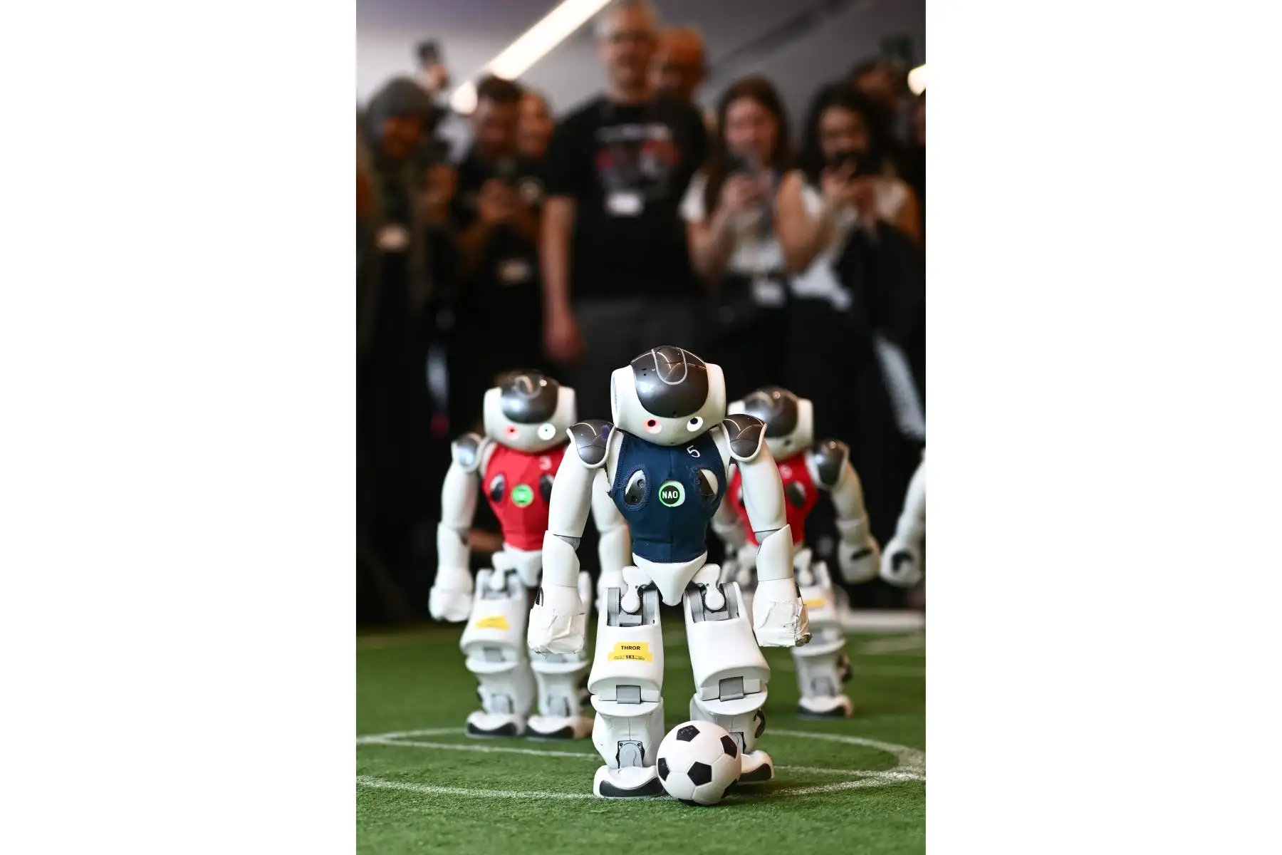 Los robots del Instituto Federal de Tecnología de Zurich juegan un partido de fútbol durante la Cumbre Mundial AI for Good de la Unión Internacional de Telecomunicaciones (UIT) en Ginebra el 30 de mayo de 2024. Foto: AFP