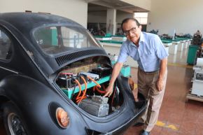 Un equipo de investigación de la Universidad Nacional de Ingeniería (UNI) ha logrado convertir un antiguo Volkswagen del año 1965, con motor de combustión y baterías de plomo, en un moderno vehículo con motor eléctrico y baterías de ión de litio.