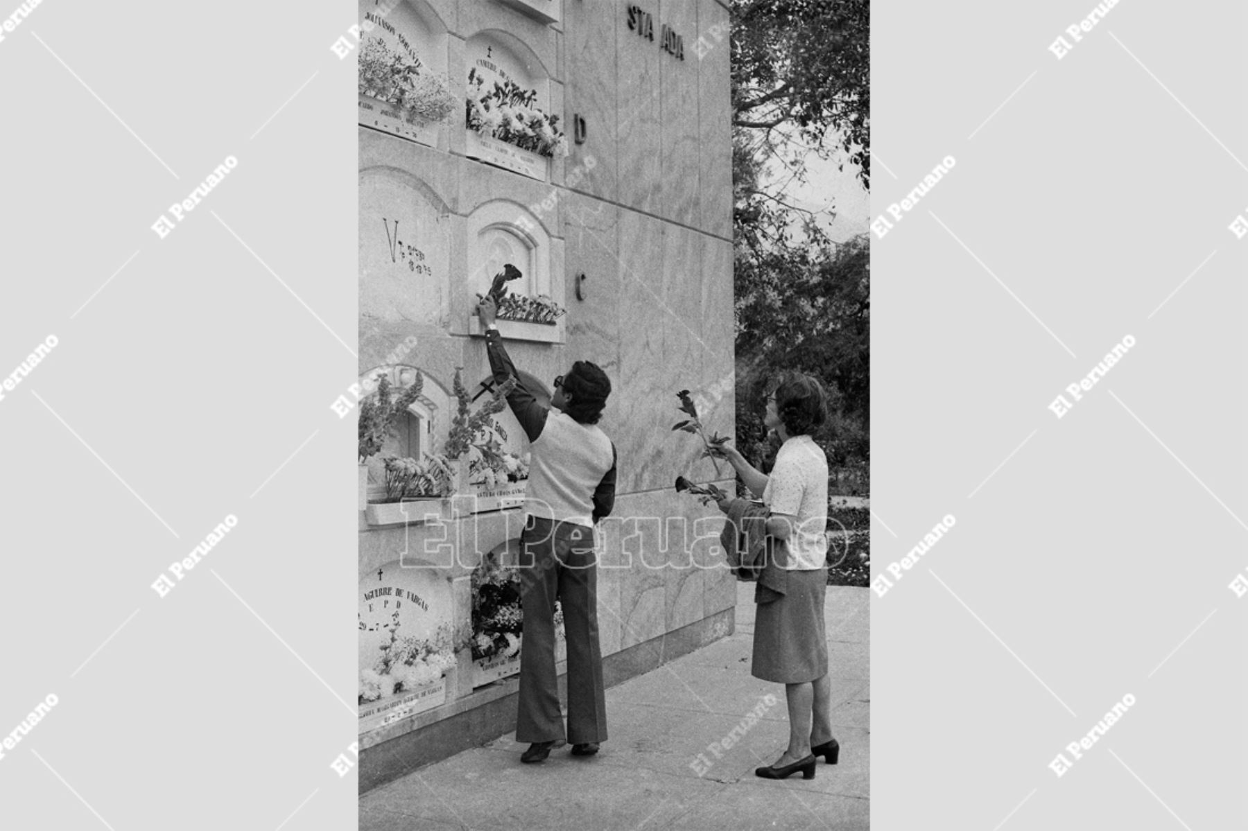 Lima - 7 mayo 1977 / En la víspera del día de la madre y en homenaje a las fallecidas, los familiares asisten al cementerio Presbítero Matías Maestro, llevando flores. Foto. Archivo Histórico El Peruano