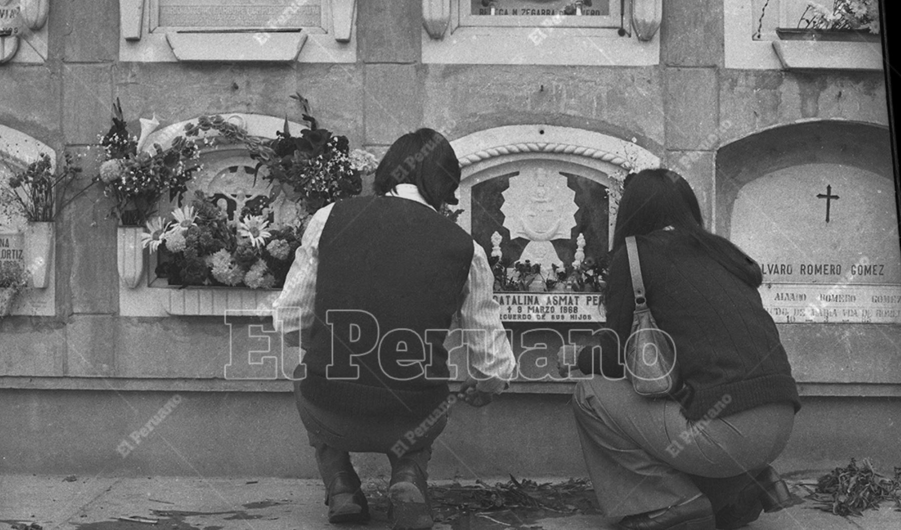 Lima - 7 mayo 1977 / En la víspera del día de la madre y en homenaje a las fallecidas, los familiares asisten al cementerio Presbítero Matías Maestro, llevando flores. Foto. Archivo Histórico El Peruano