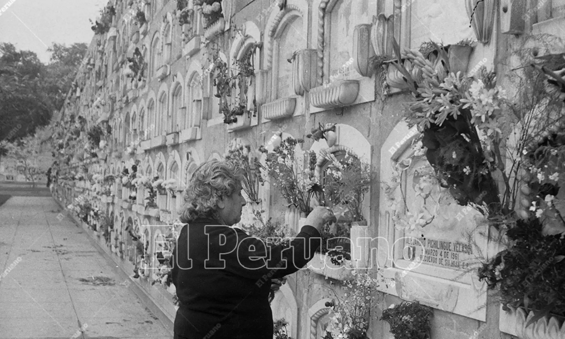 Lima - 7 mayo 1977 / En la víspera del día de la madre y en homenaje a las fallecidas, los familiares asisten al cementerio Presbítero Matías Maestro, llevando flores. Foto. Archivo Histórico El Peruano