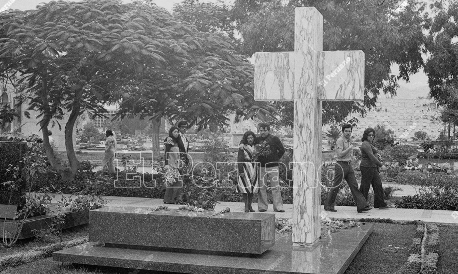 Lima - 7 mayo 1977 / En la víspera del día de la madre y en homenaje a las fallecidas, los familiares asisten al cementerio Presbítero Matías Maestro, llevando flores. Foto. Archivo Histórico El Peruano