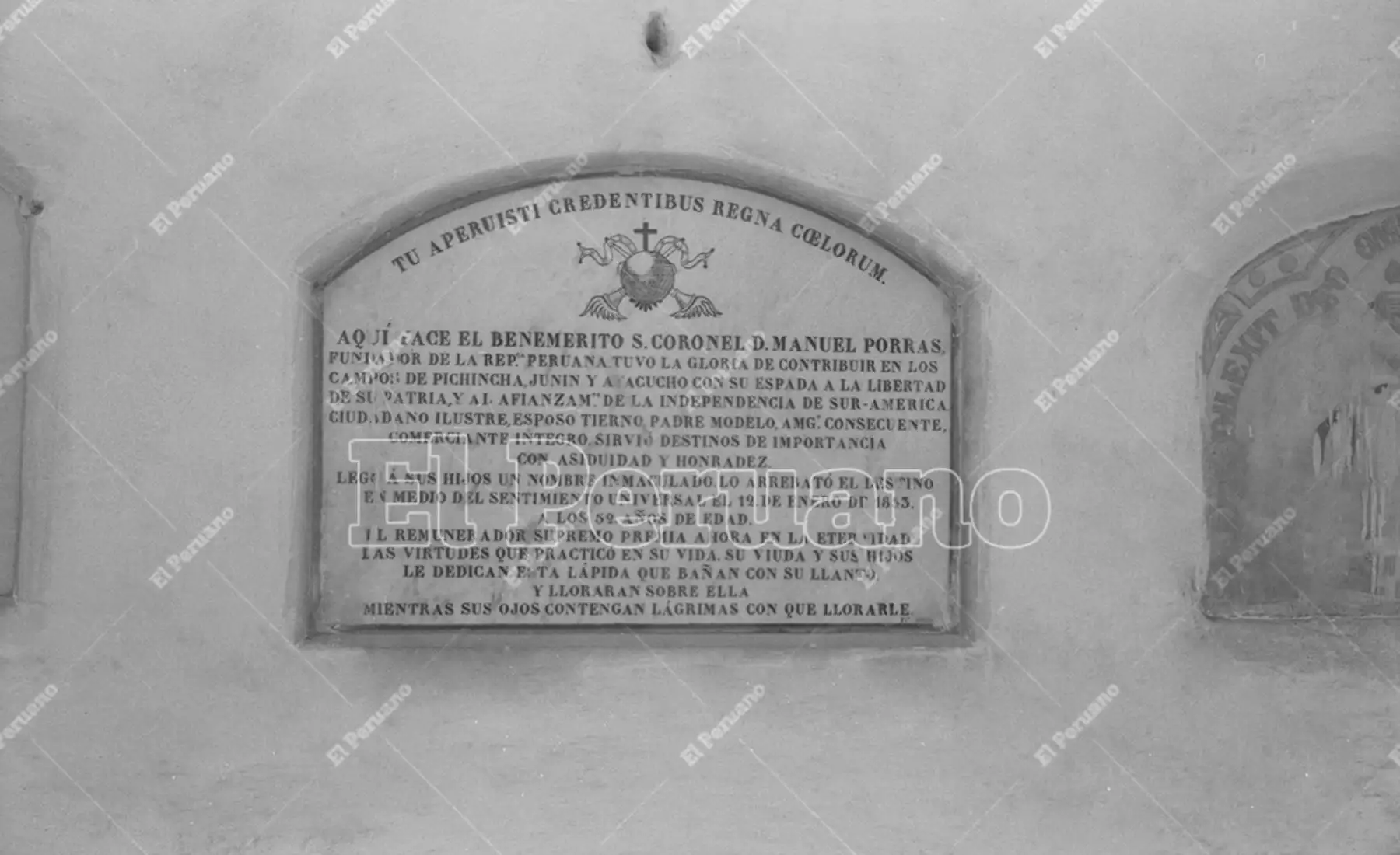 Lima - 2 noviembre 1975 / El cementerio Presbítero Matías Maestro, considerado el más antiguo de Sudamérica. Lápida en el nicho del Coronel Manuel Porras, fallecido el 12-01-1853 y en el que la viuda y sus hijos exaltan sus virtudes. Foto. Archivo Histórico El Peruano