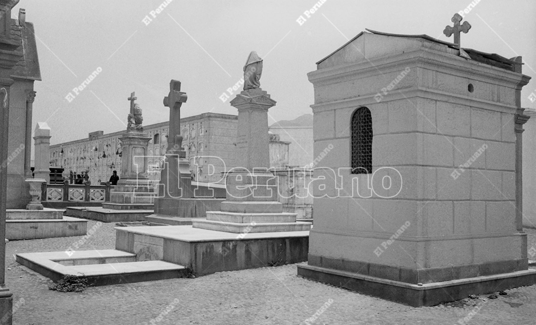 Lima - 2 noviembre 1975 / Cementerio Presbítero Matías Maestro, fundado el 31 de mayo de 1808, fue el primer cementerio publico en el Perú. Alberga bellas esculturas, criptas y mausoleos. Foto. Archivo Histórico El Peruano