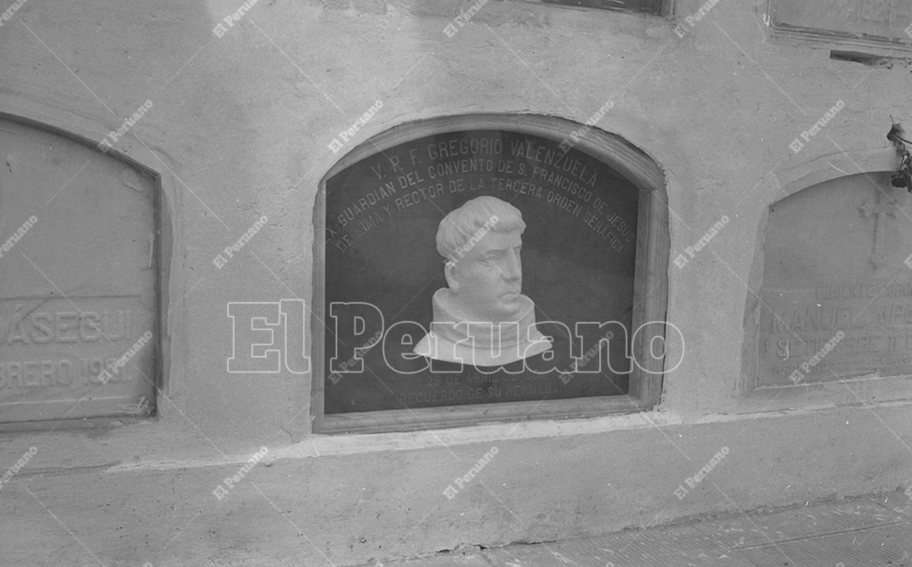 Lima - 2 noviembre 1975 / Lápida en el nicho del guardián del convento de San Francisco de Jesús de Lima y Rector de la Tercera orden Seráfica, Gregorio Valenzuela, fallecido el 28-04-1901. Cementerio Presbítero Matías Maestro. Foto. Archivo Histórico El Peruano