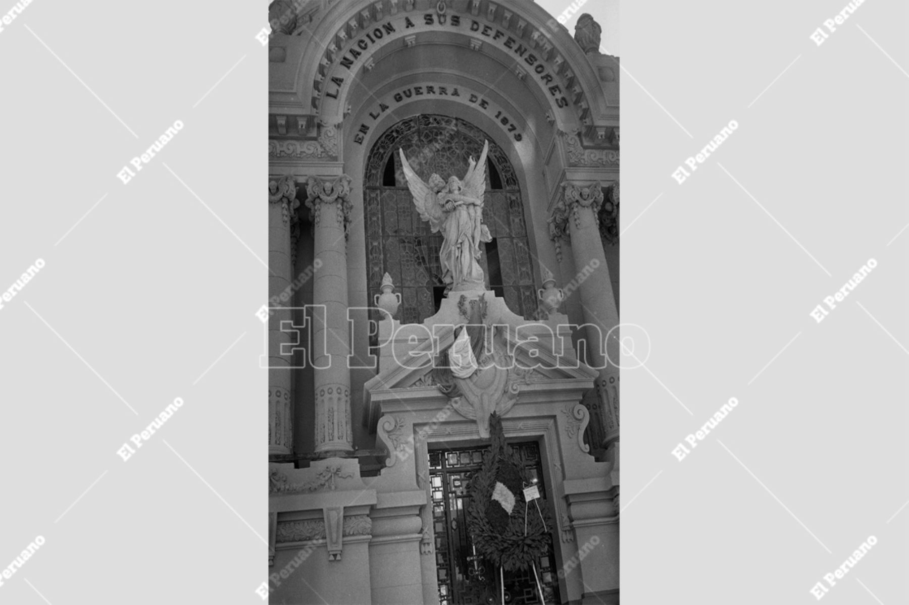 Lima - 2 noviembre 1975 / La Cripta de los Héroes fue inaugurada en 1908 para conmemorar a los caídos durante la Guerra del Pacífico. Está ubicado en el cementerio Presbítero Matías Maestro. Foto. Archivo Histórico El Peruano