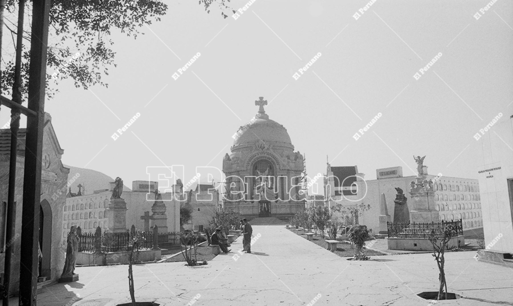 Lima - 9 julio 1975 / El cementerio Presbítero Matías Maestro, considerado el más antiguo de Sudamérica. Alberga tumbas, criptas, mauseleos y allí yacen los restos de algunos de los personajes mas importantes en la historia del Peru. Foto. Archivo Histórico El Peruano