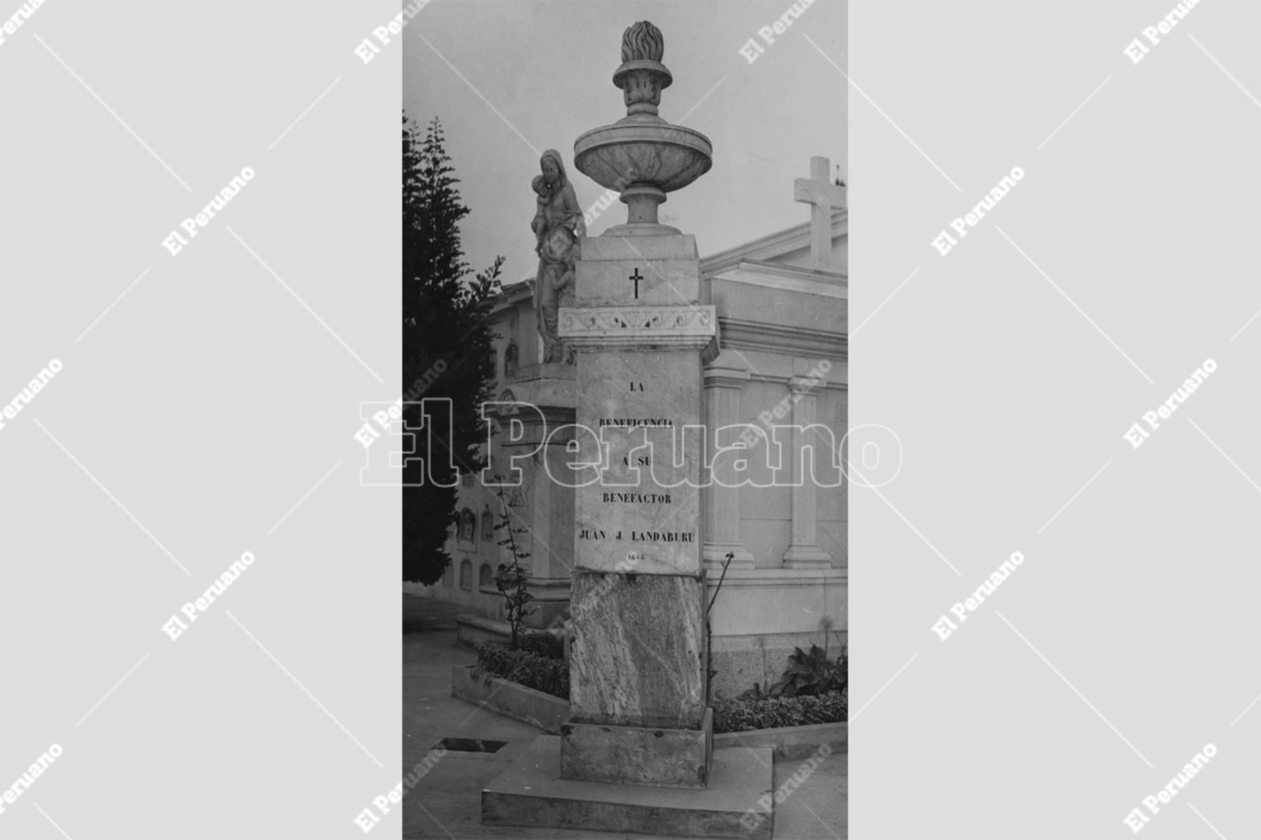 Lima - 1 julio 1958 / El cementerio Presbítero Matías Maestro, alberga a un sinnúmero de héroes combatientes y destacadas personalidades de nuestra comunidad. Ostenta la belleza arquitectónica de sus nichos, criptas y mausoleos. Foto. Archivo Histórico El Peruano