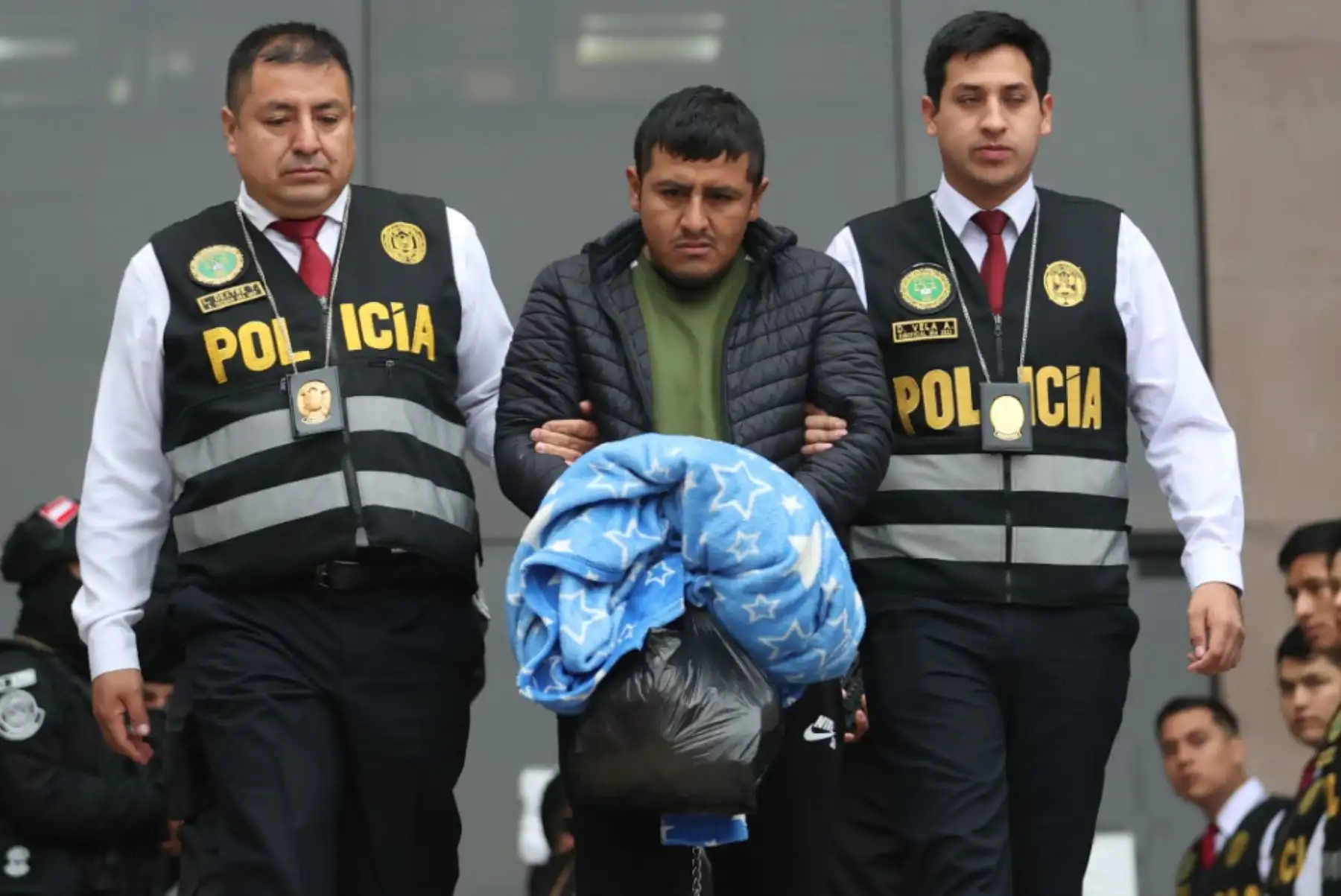 Los detenidos por el secuestro de la mujer de negocios fueron trasladados en horas de la mañana de hoy viernes a la sede de la Fiscalía de Lima Norte. Se trata de Luis Chaupis, alías 