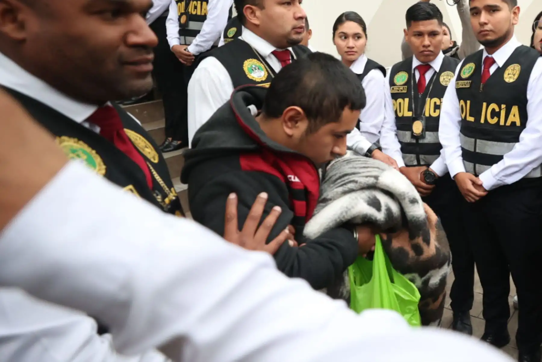 Los detenidos por el secuestro de la mujer de negocios fueron trasladados en horas de la mañana de hoy viernes a la sede de la Fiscalía de Lima Norte. Se trata de Luis Chaupis, alías 