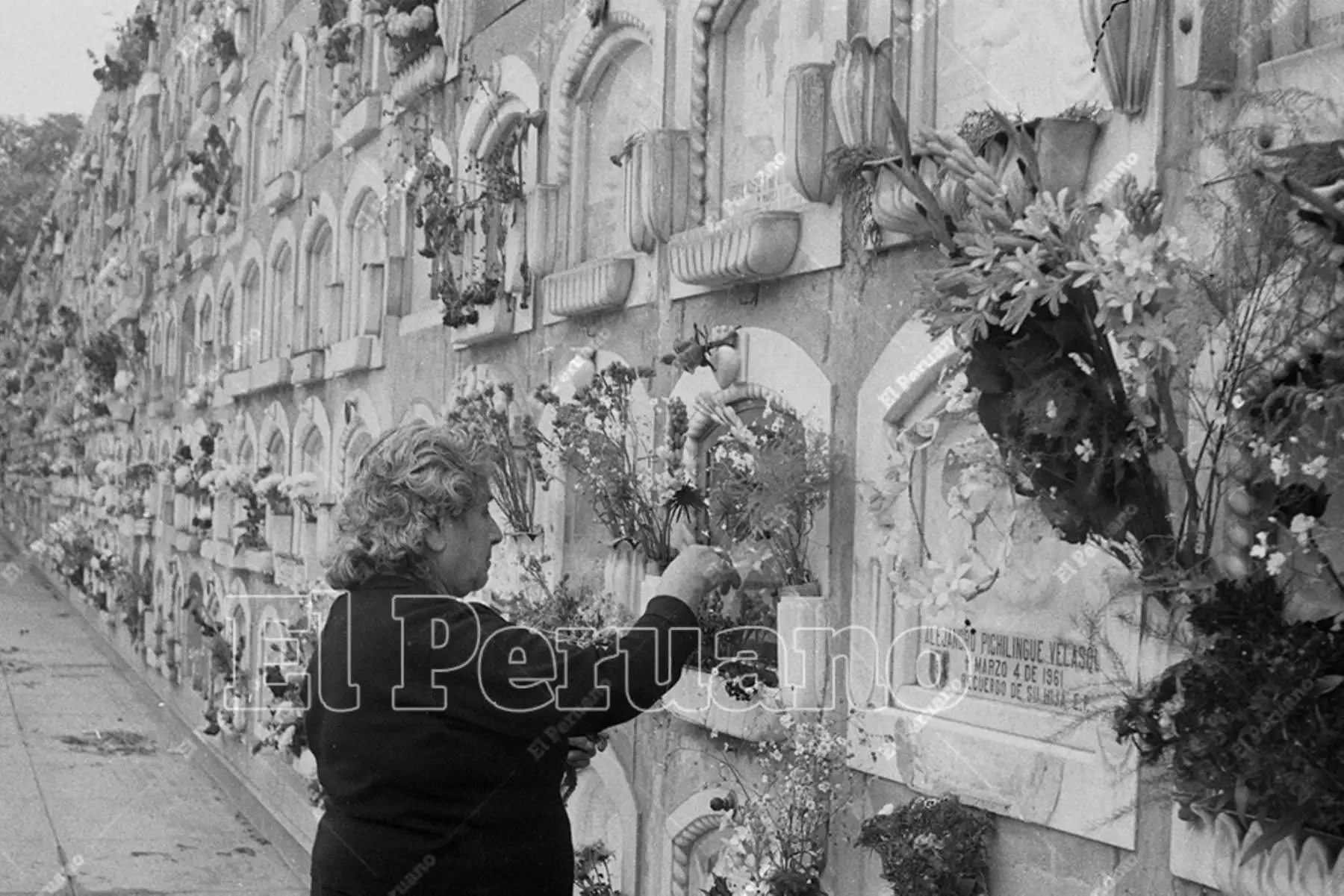 Lima - 7 mayo 1977 / En la víspera del día de la madre y en homenaje a las fallecidas, los familiares asisten al cementerio Presbítero Matías Maestro, llevando flores. Foto. Archivo Histórico El Peruano