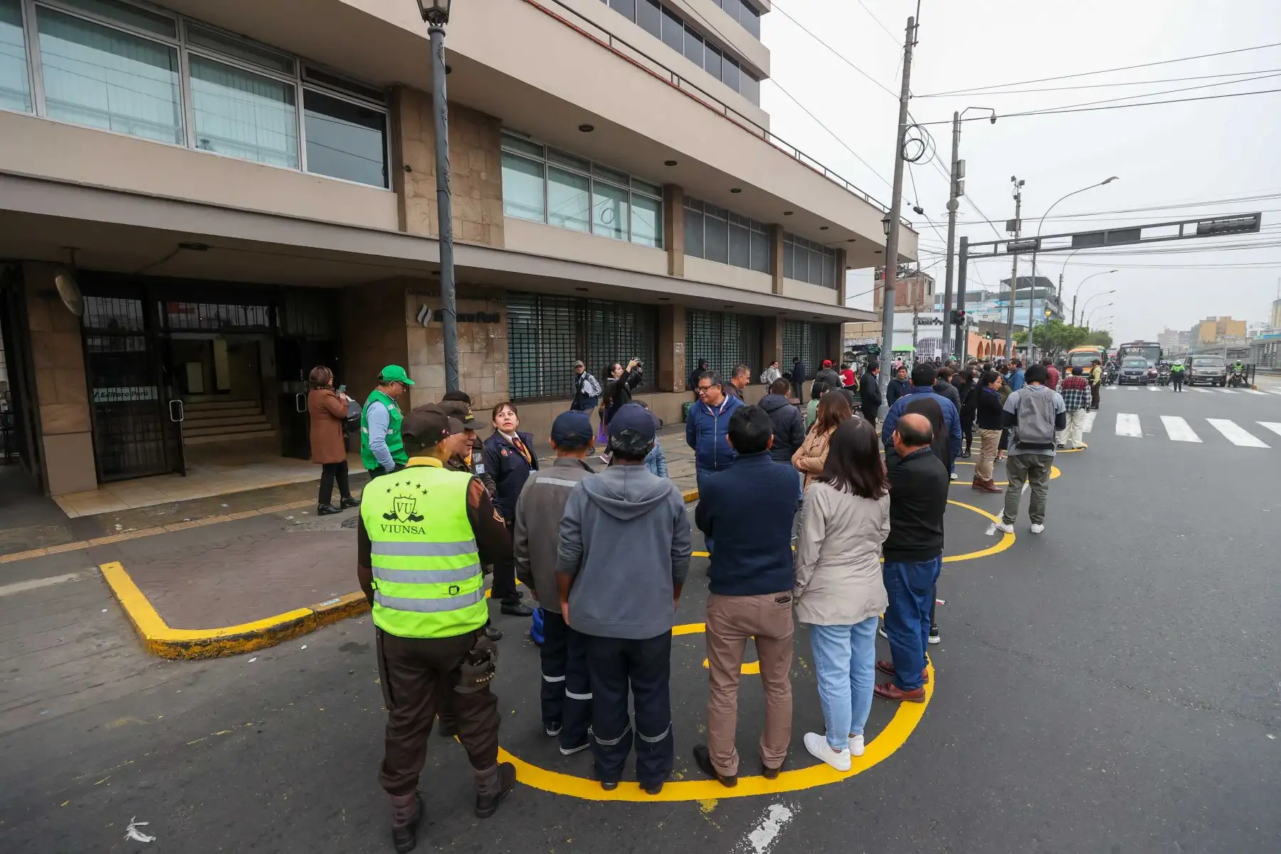 Personal de Editora Perú se desplegó hacia las zonas marcadas de seguridad en el marco del primer Simulacro Nacional Multipeligro de 2024 con el objetivo de fortalecer la cultura de prevención y poner en práctica los protocolos de respuesta ante una emergencia a causa de un fenómeno natural.

Foto:ANDINA/ Juan Carlos Guzmán Negrini