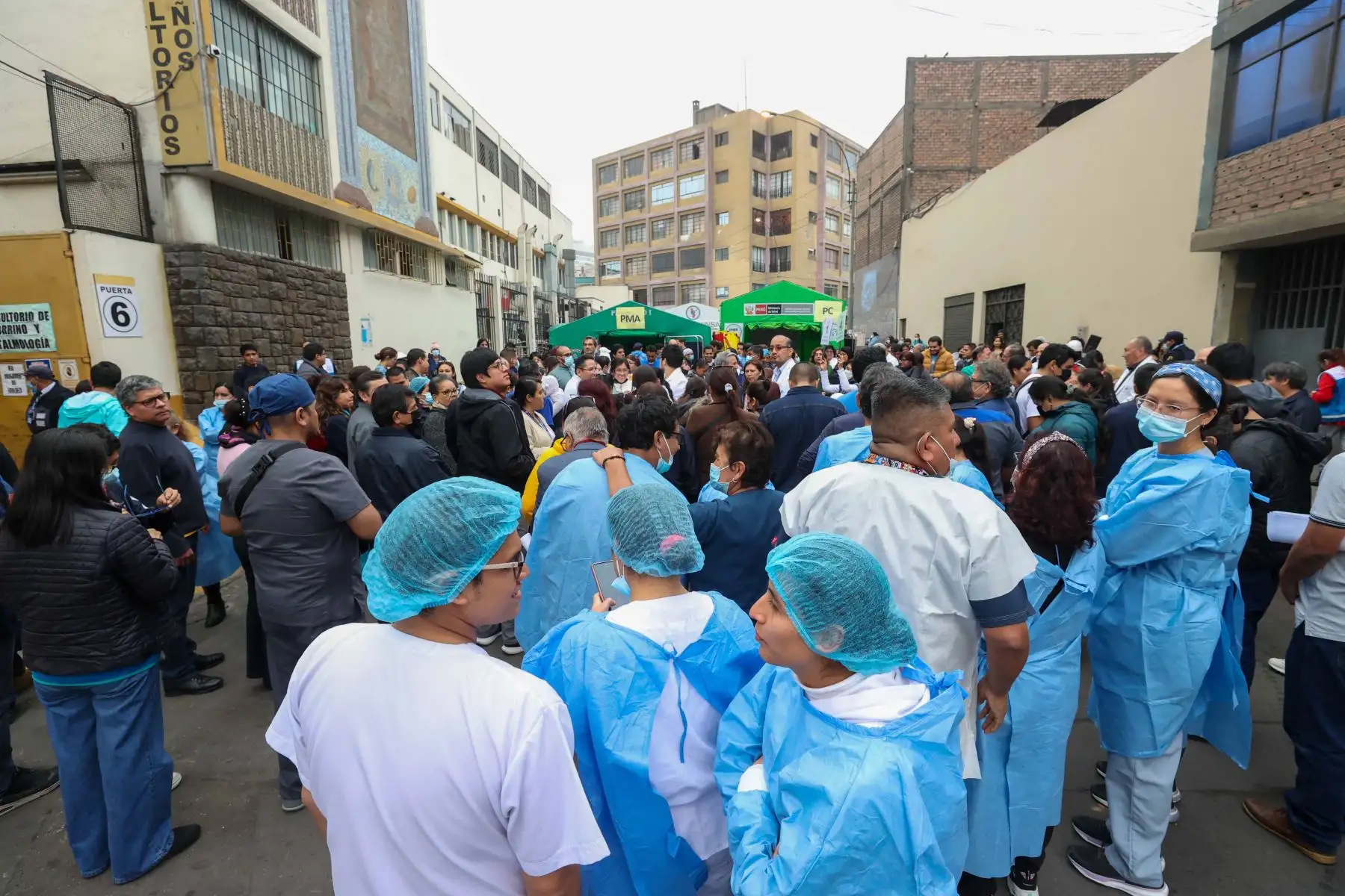 Personal médico y pacientes del hospital San Bartolomé se desplegó hacia las zonas marcadas de seguridad en el marco del primer Simulacro Nacional Multipeligro de 2024 con el objetivo de fortalecer la cultura de prevención y poner en práctica los protocolos de respuesta ante una emergencia a causa de un fenómeno natural.

Foto:ANDINA/ Juan Carlos Guzmán Negrini