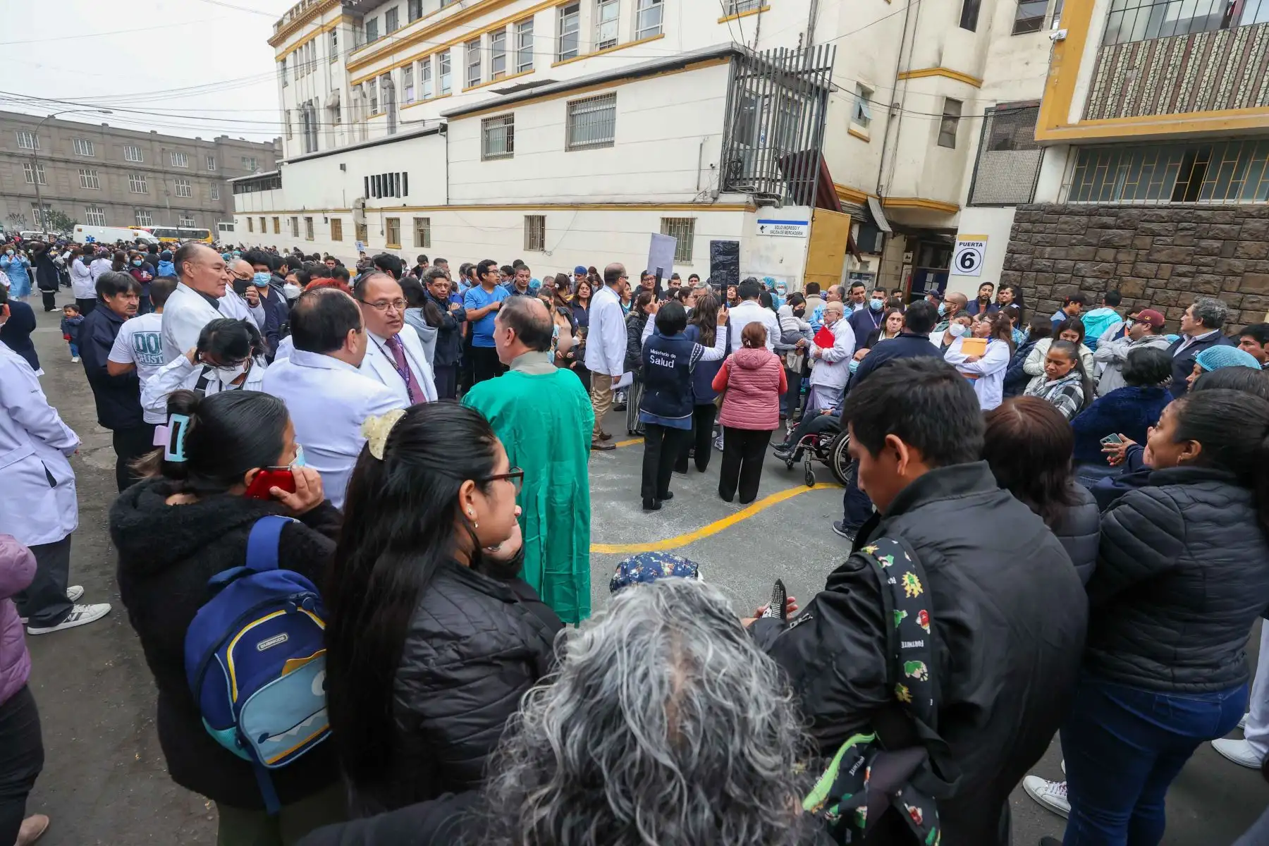 Personal médico y pacientes del hospital San Bartolomé se desplegó hacia las zonas marcadas de seguridad en el marco del primer Simulacro Nacional Multipeligro de 2024 con el objetivo de fortalecer la cultura de prevención y poner en práctica los protocolos de respuesta ante una emergencia a causa de un fenómeno natural.

Foto:ANDINA/ Juan Carlos Guzmán Negrini
