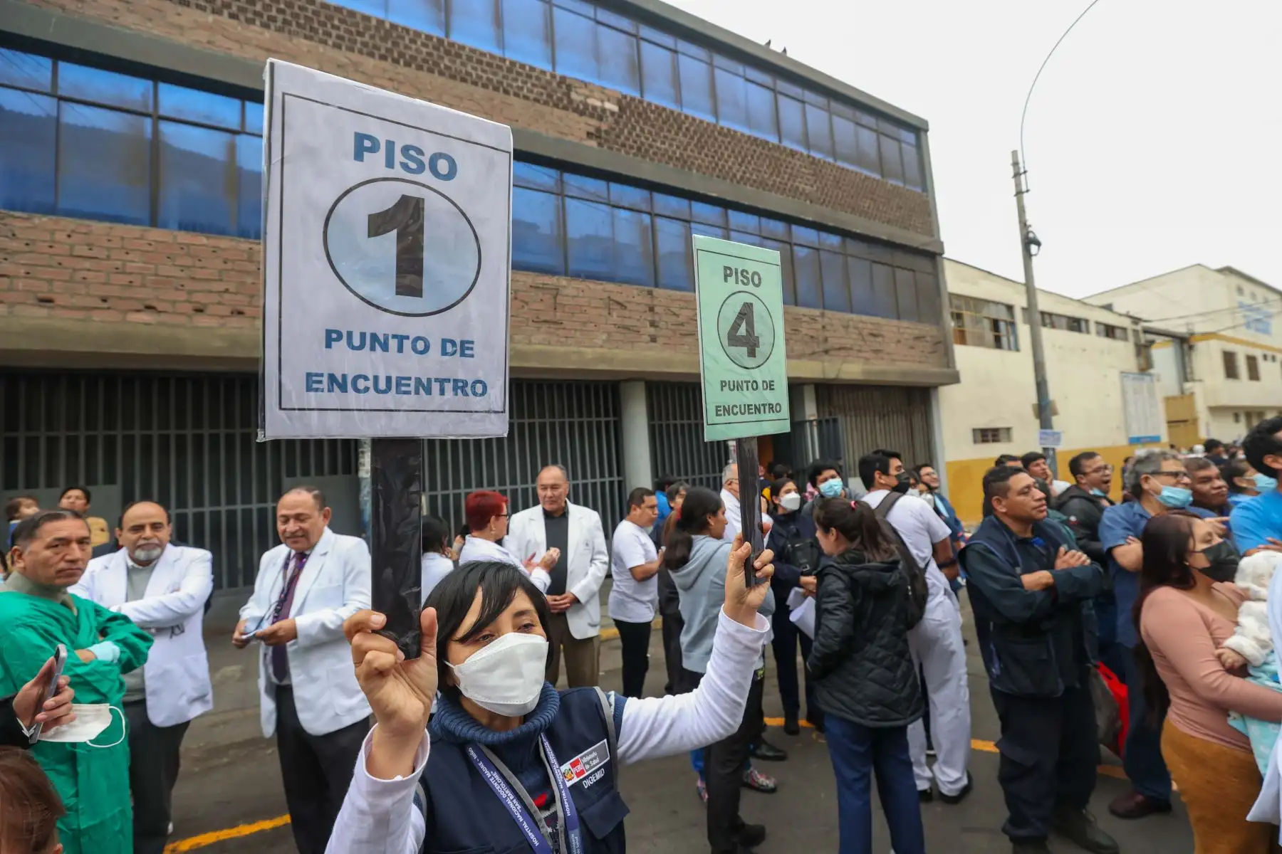 Personal médico y pacientes del hospital San Bartolomé se desplegó hacia las zonas marcadas de seguridad en el marco del primer Simulacro Nacional Multipeligro de 2024 con el objetivo de fortalecer la cultura de prevención y poner en práctica los protocolos de respuesta ante una emergencia a causa de un fenómeno natural.

Foto:ANDINA/ Juan Carlos Guzmán Negrini