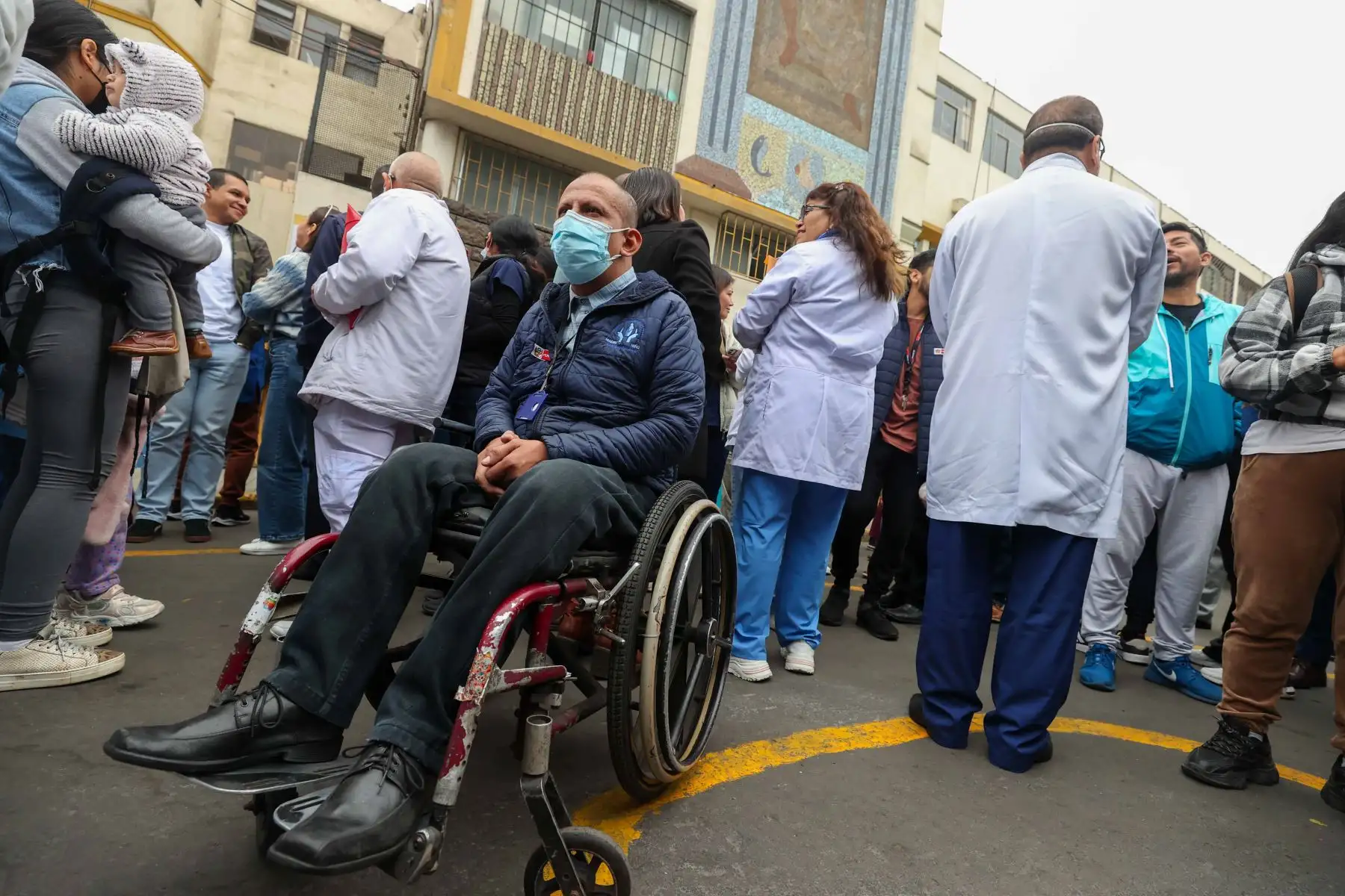 Personal médico y pacientes del hospital San Bartolomé se desplegó hacia las zonas marcadas de seguridad en el marco del primer Simulacro Nacional Multipeligro de 2024 con el objetivo de fortalecer la cultura de prevención y poner en práctica los protocolos de respuesta ante una emergencia a causa de un fenómeno natural.

Foto:ANDINA/ Juan Carlos Guzmán Negrini
