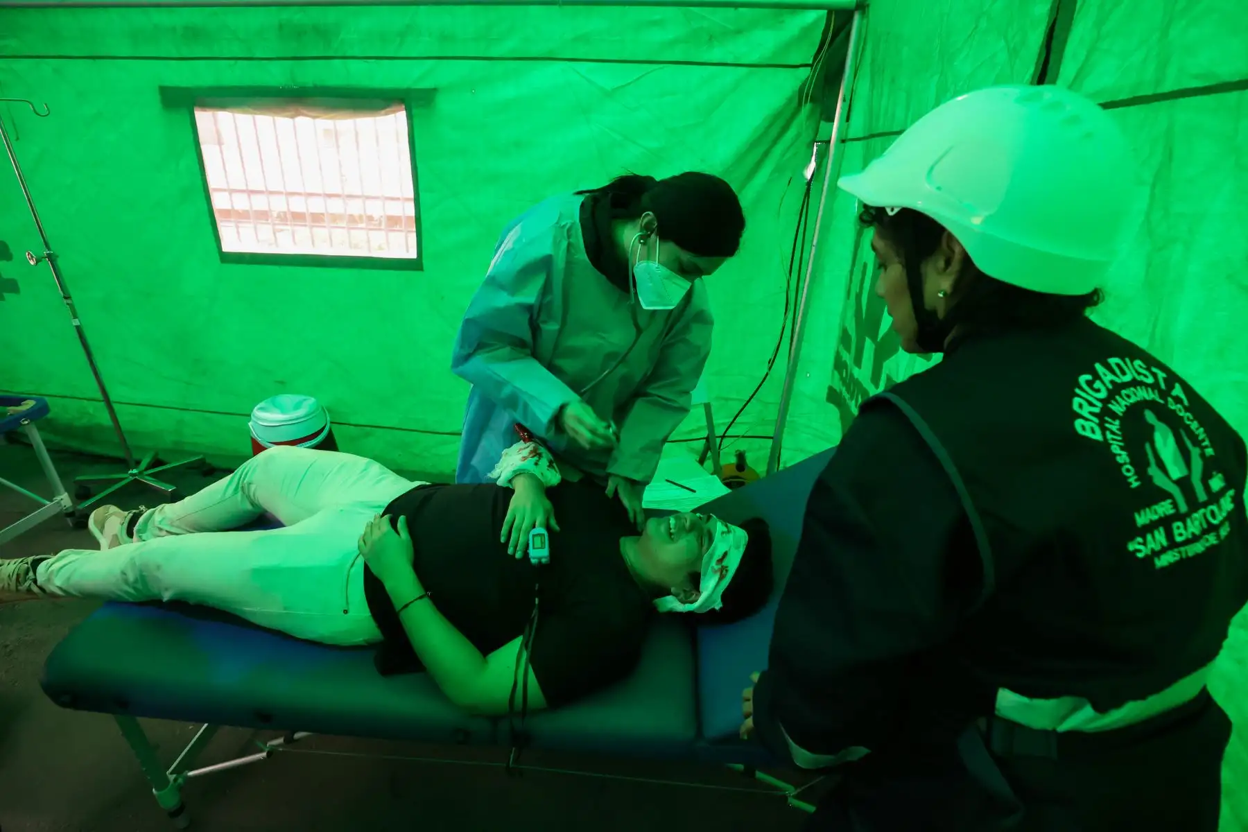 Personal médico y pacientes del hospital San Bartolomé se desplegó hacia las zonas marcadas de seguridad en el marco del primer Simulacro Nacional Multipeligro de 2024 con el objetivo de fortalecer la cultura de prevención y poner en práctica los protocolos de respuesta ante una emergencia a causa de un fenómeno natural.

Foto:ANDINA/ Juan Carlos Guzmán Negrini