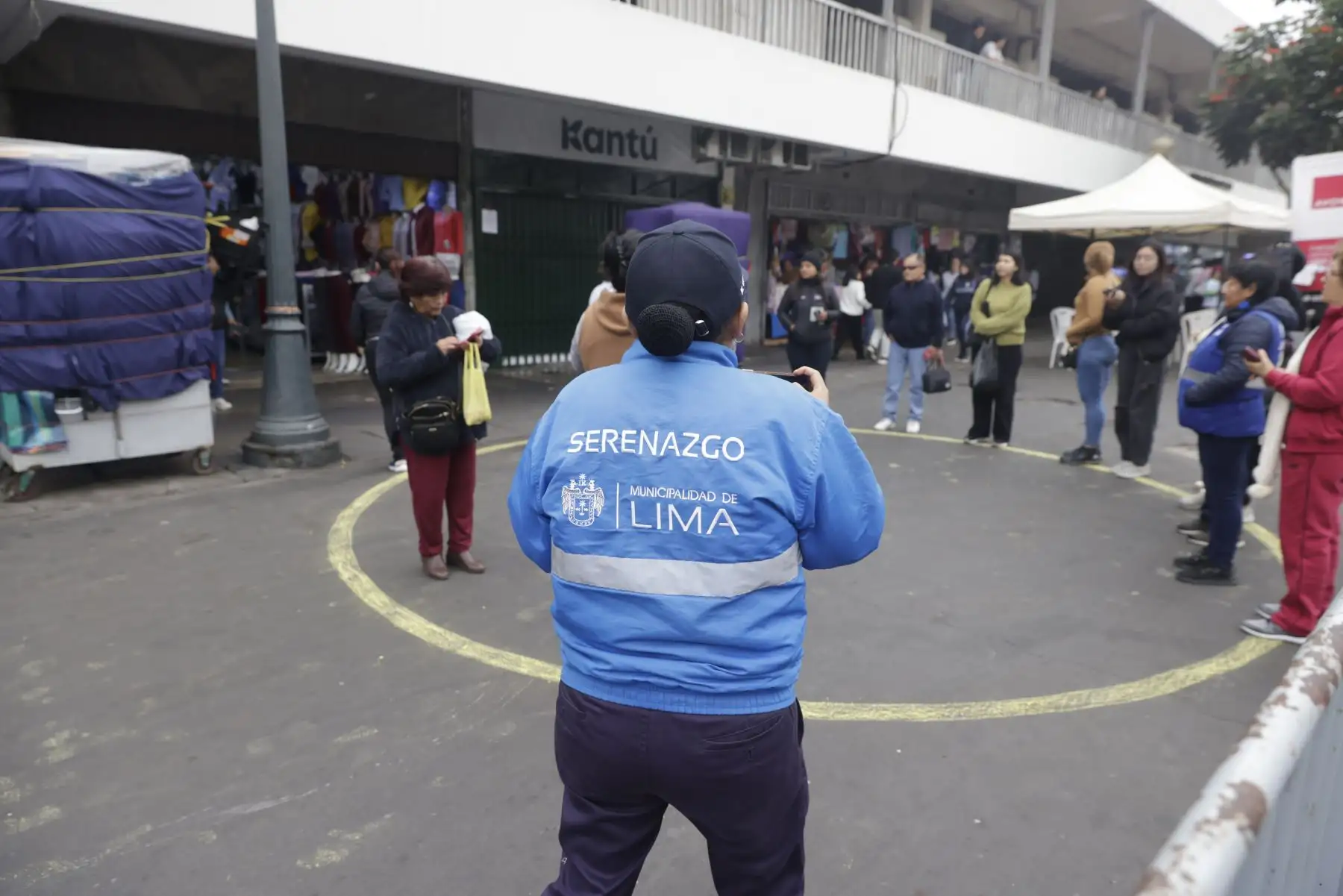 Comerciantes de Mesa Redonda, Mercado Central, calle Capón y trabajadores del Poder Judicial, bajo el lema “Súmate tú también”, participan de este ejercicio que tiene como objetivo fortalecer las capacidades de preparación de la población frente a diversos desastres. Foto: ANDINA/Luis Iparraguirre
