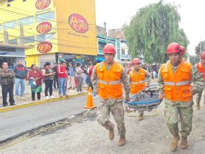 Con gran realismo se desarrolló el Simulacro Nacional Multipeligro en la ciudad de Trujillo. Miembros del Ejército y de la Policía Nacional realizaron rescate de víctimas. Foto: Luis Puell