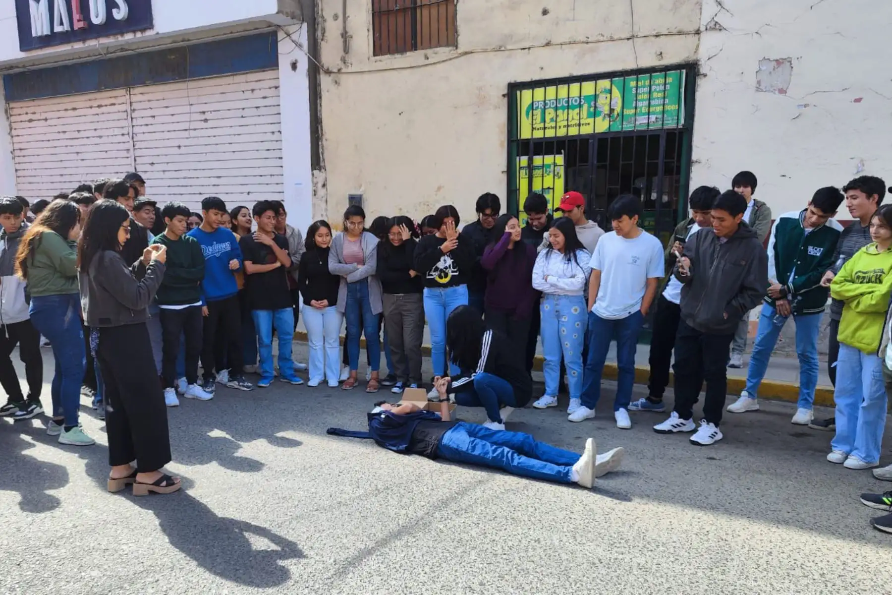 El Simulacro Nacional Multipeligro se vivió con gran realismo en la ciudad de Trujillo, región La Libertad. De acuerdo al reporte preliminar del Centro de Operaciones de Emergencia Provincial (COEP) de Trujillo, un total de 2,785 personas fallecieron y 38,030 viviendas colapsaron a causa de un terremoto de magnitud 8.0. Foto: ANDINA/ Luis Puell