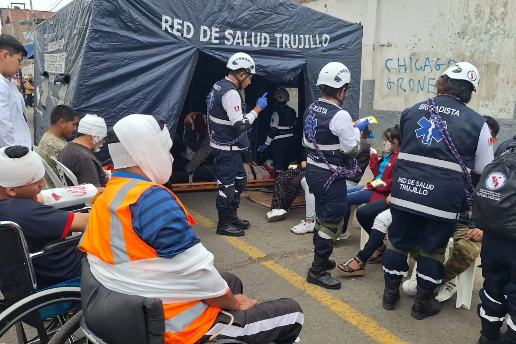 El Simulacro Nacional Multipeligro se vivió con gran realismo en la ciudad de Trujillo, región La Libertad. De acuerdo al reporte preliminar del Centro de Operaciones de Emergencia Provincial (COEP) de Trujillo, un total de 2,785 personas fallecieron y 38,030 viviendas colapsaron a causa de un terremoto de magnitud 8.0. Foto: ANDINA/ Luis Puell