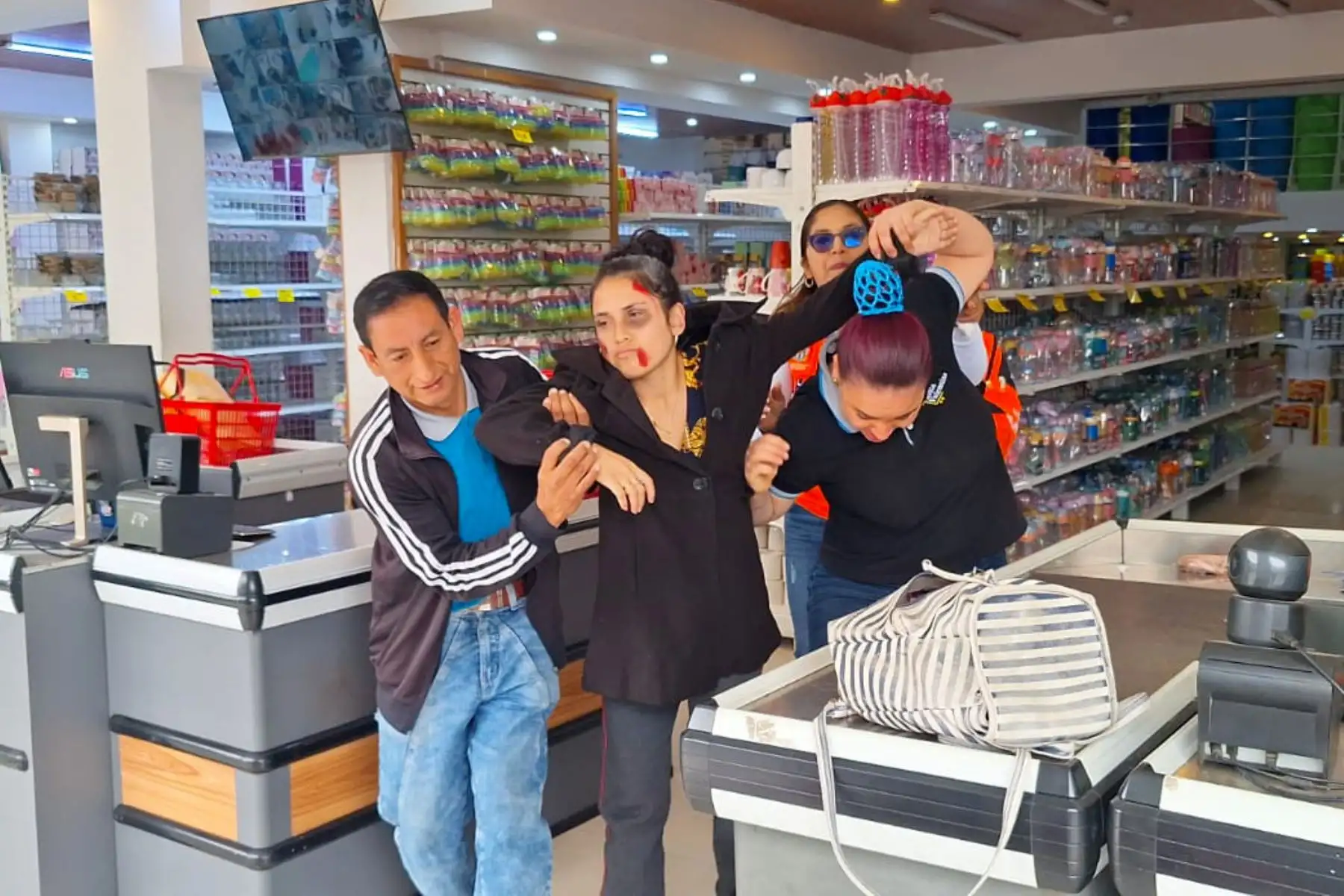 El Simulacro Nacional Multipeligro se vivió con gran realismo en la ciudad de Trujillo, región La Libertad. De acuerdo al reporte preliminar del Centro de Operaciones de Emergencia Provincial (COEP) de Trujillo, un total de 2,785 personas fallecieron y 38,030 viviendas colapsaron a causa de un terremoto de magnitud 8.0. Foto: ANDINA/ Luis Puell