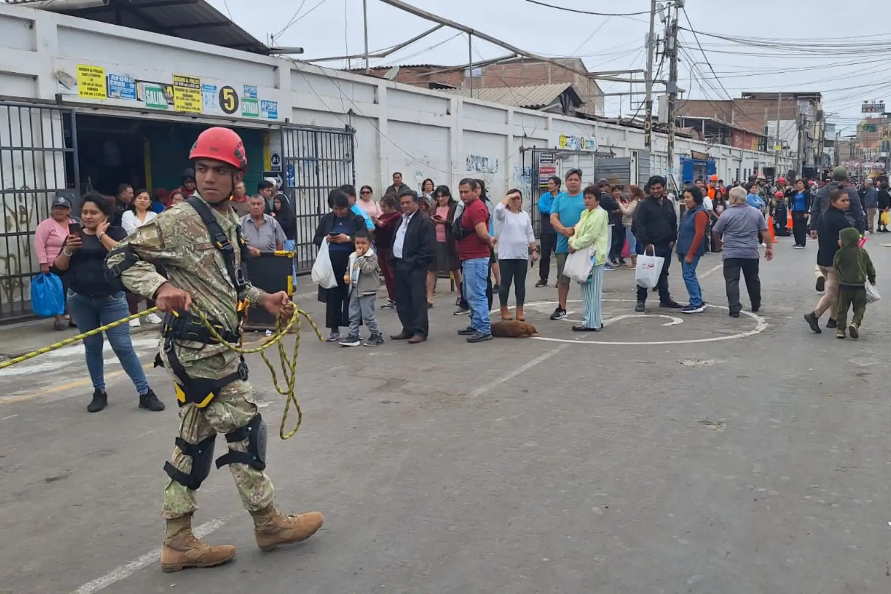 Con gran realismo se vivió el ejercicio en la ciudad de Piura. Pobladores, miembros del Ejército y de la Policía Nacional participaron activamente del simulacro que se realizó a las 10:00 horas. Foto: ANDINA/ Mario Moncada