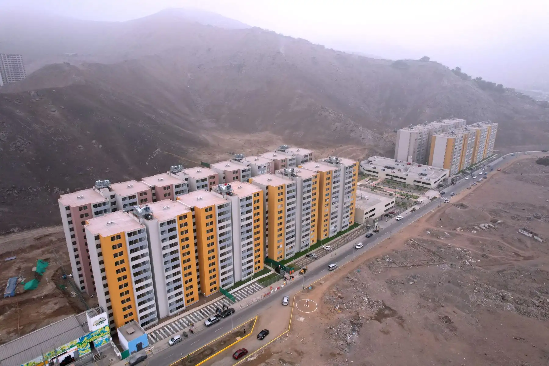 Se realizó la entrega simbólica de los nuevos departamentos de la cuarta etapa del proyecto inmobiliario "La Alameda del Rímac", en el distrito del mismo nombre, a miembros del Ejército del Perú y sus familiares, a través del Fondo Mi Vivienda y Techo Propio. Foto: ANDINA/Daniel Bracamonte