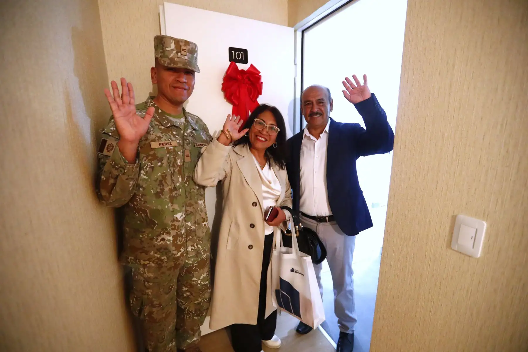 Se realizó la entrega simbólica de los nuevos departamentos de la cuarta etapa del proyecto inmobiliario "La Alameda del Rímac", en el distrito del mismo nombre, a miembros del Ejército del Perú y sus familiares, a través del Fondo Mi Vivienda y Techo Propio. Foto: ANDINA/Daniel Bracamonte
