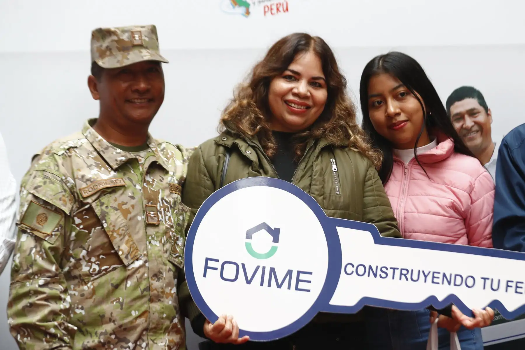 Se realizó la entrega simbólica de los nuevos departamentos de la cuarta etapa del proyecto inmobiliario "La Alameda del Rímac", en el distrito del mismo nombre, a miembros del Ejército del Perú y sus familiares, a través del Fondo Mi Vivienda y Techo Propio. Foto: ANDINA/Daniel Bracamonte