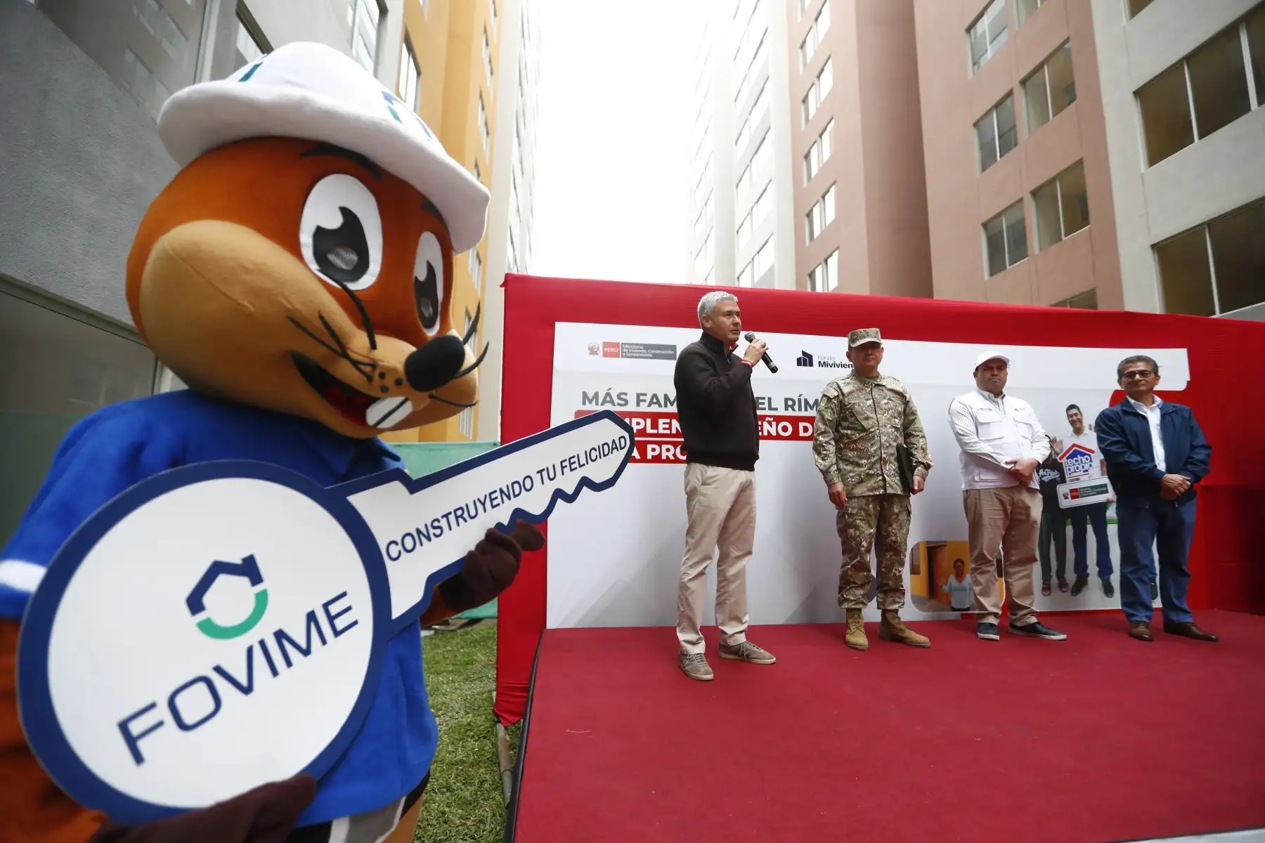 Representantes del Ministerio de Vivienda, Construcción y Saneamiento, de la empresa Besco, y de los programas Techo Propio, Mi Vivienda y Fovime participaron en la entrega simbólica de los nuevos departamentos de la cuarta etapa del proyecto inmobiliario "La Alameda del Rímac", en el distrito del mismo nombre, a miembros del Ejército del Perú y sus familiares. Foto: ANDINA/Daniel Bracamonte