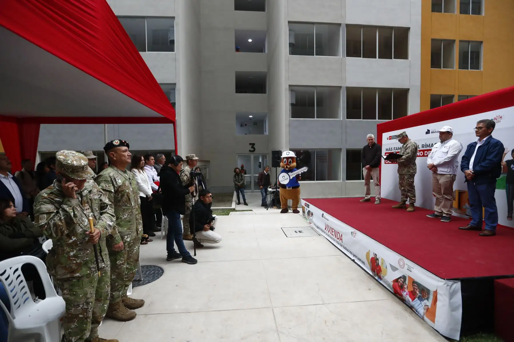 Representantes del Ministerio de Vivienda, Construcción y Saneamiento, de la empresa Besco, y de los programas Techo Propio, Mi Vivienda y Fovime participaron en la entrega simbólica de los nuevos departamentos de la cuarta etapa del proyecto inmobiliario "La Alameda del Rímac", en el distrito del mismo nombre, a miembros del Ejército del Perú y sus familiares. Foto: ANDINA/Daniel Bracamonte